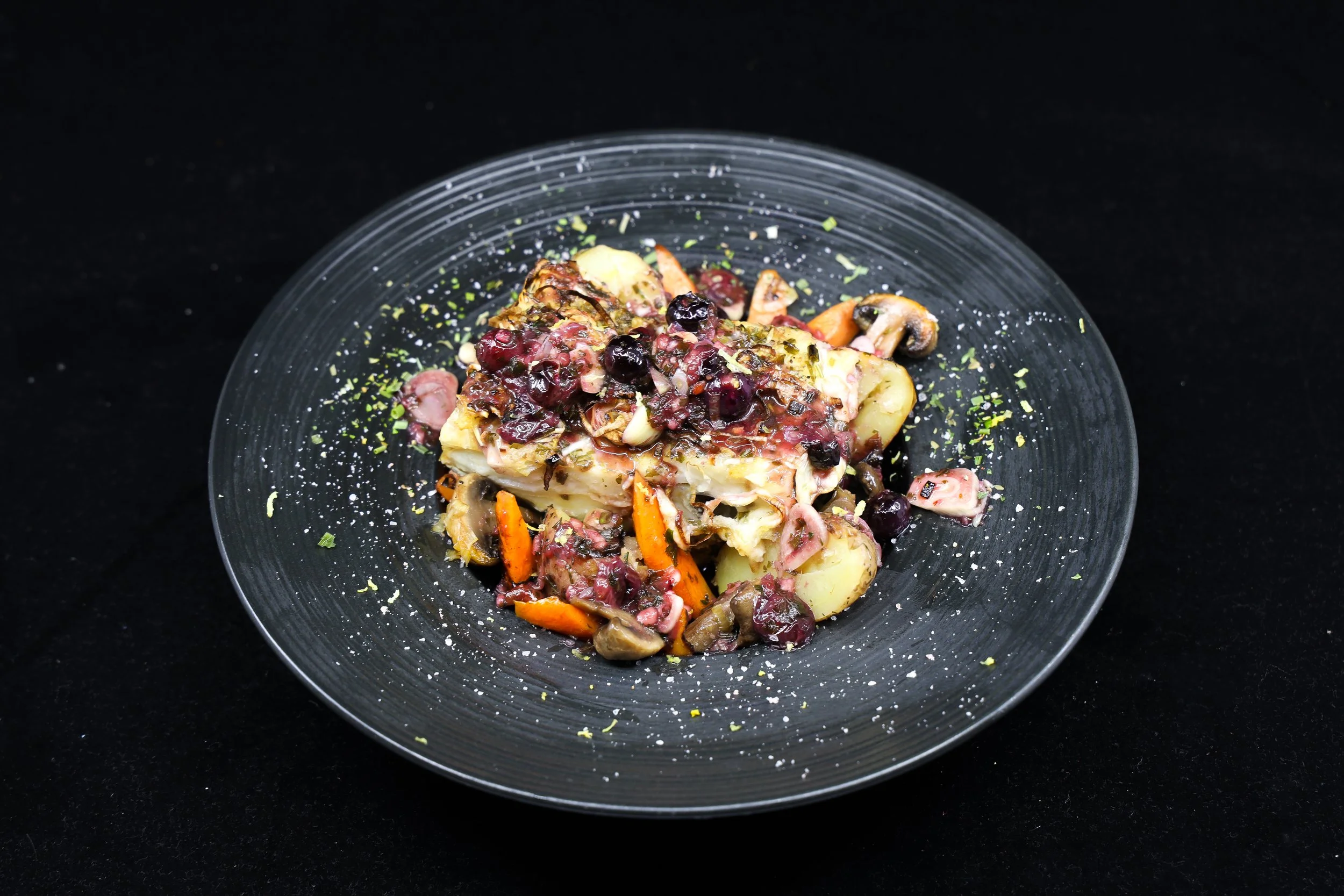 Bacalao confitado con verduras salteadas y frutos rojos, cocina portuguesa contemporánea