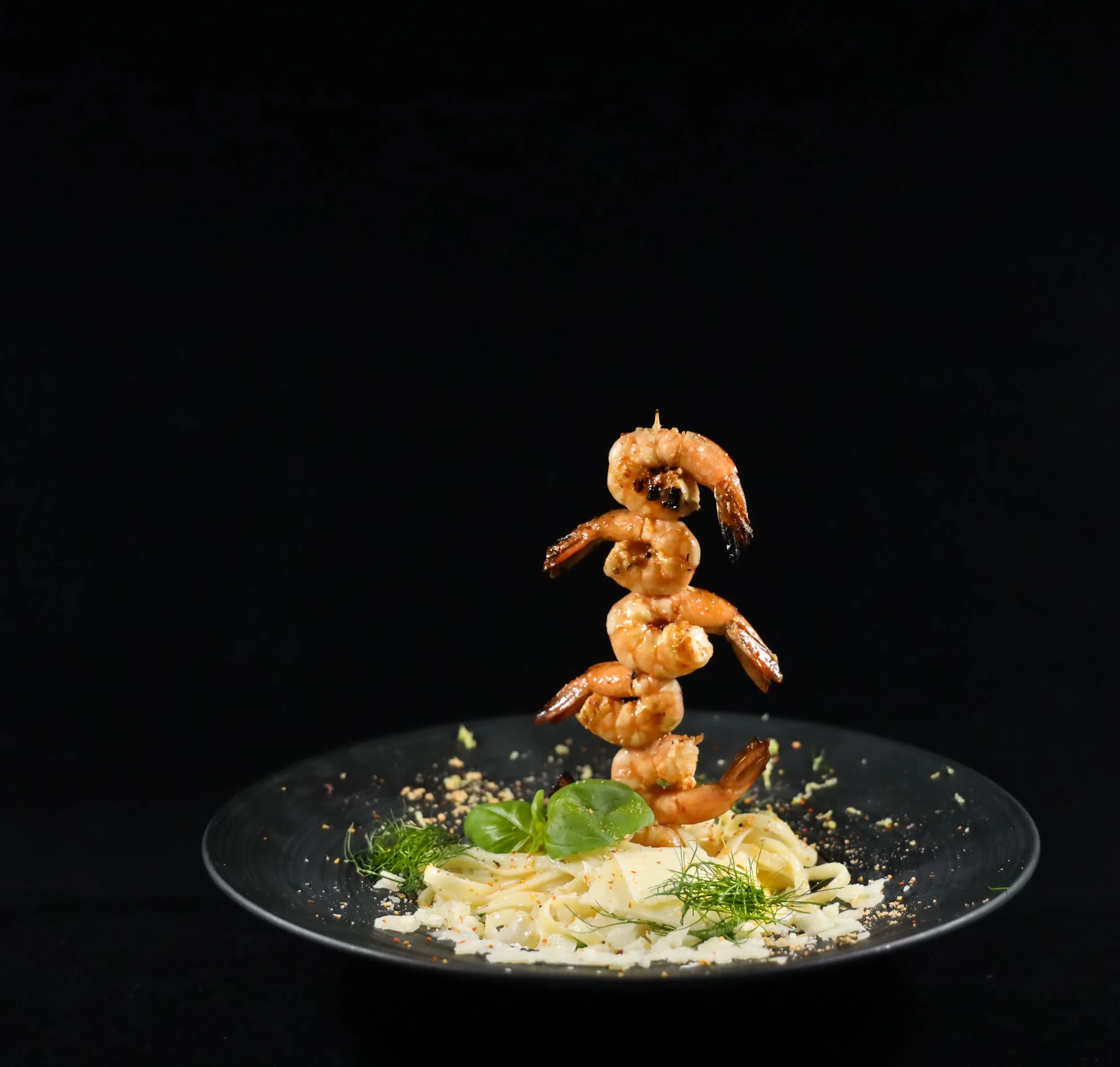 Linguini con gambas salteadas, salsa blanca aromática e inspiración toscana