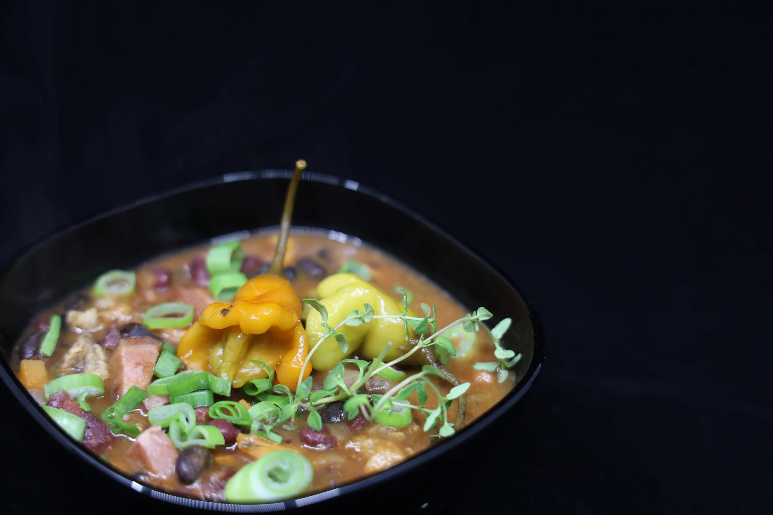 Sopa campesina portuguesa con carnes y verduras frescas, plato tradicional preparado por un chef en el Algarve.