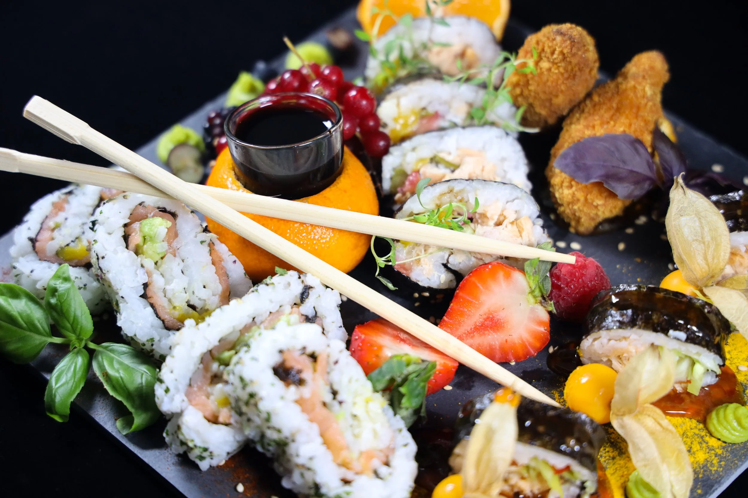 Sushi artesanal con pescado fresco y arroz sazonado, creación contemporánea de un chef profesional en el Algarve.