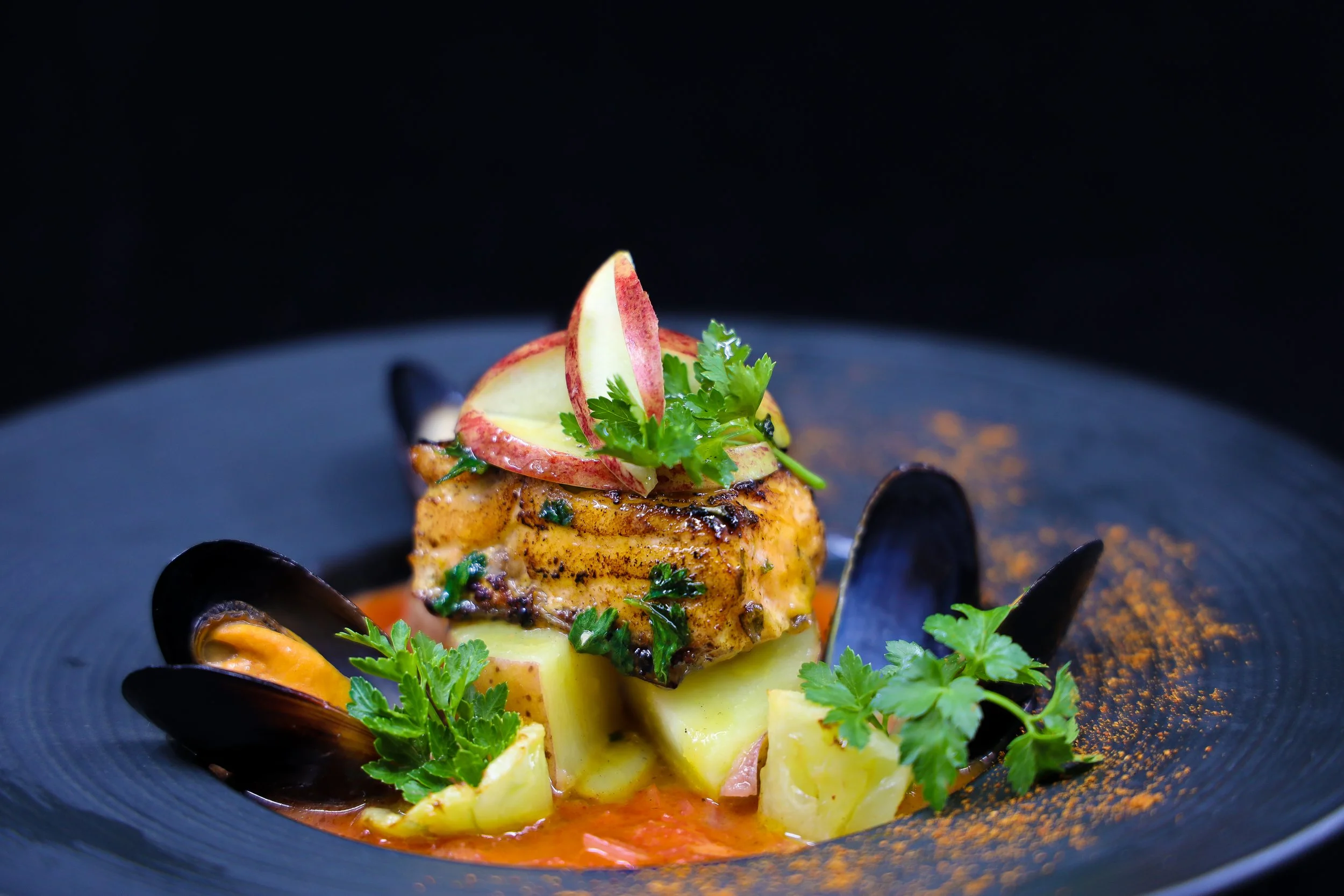 Salmón tandoori a la parrilla con mejillones, patatas y especias indias