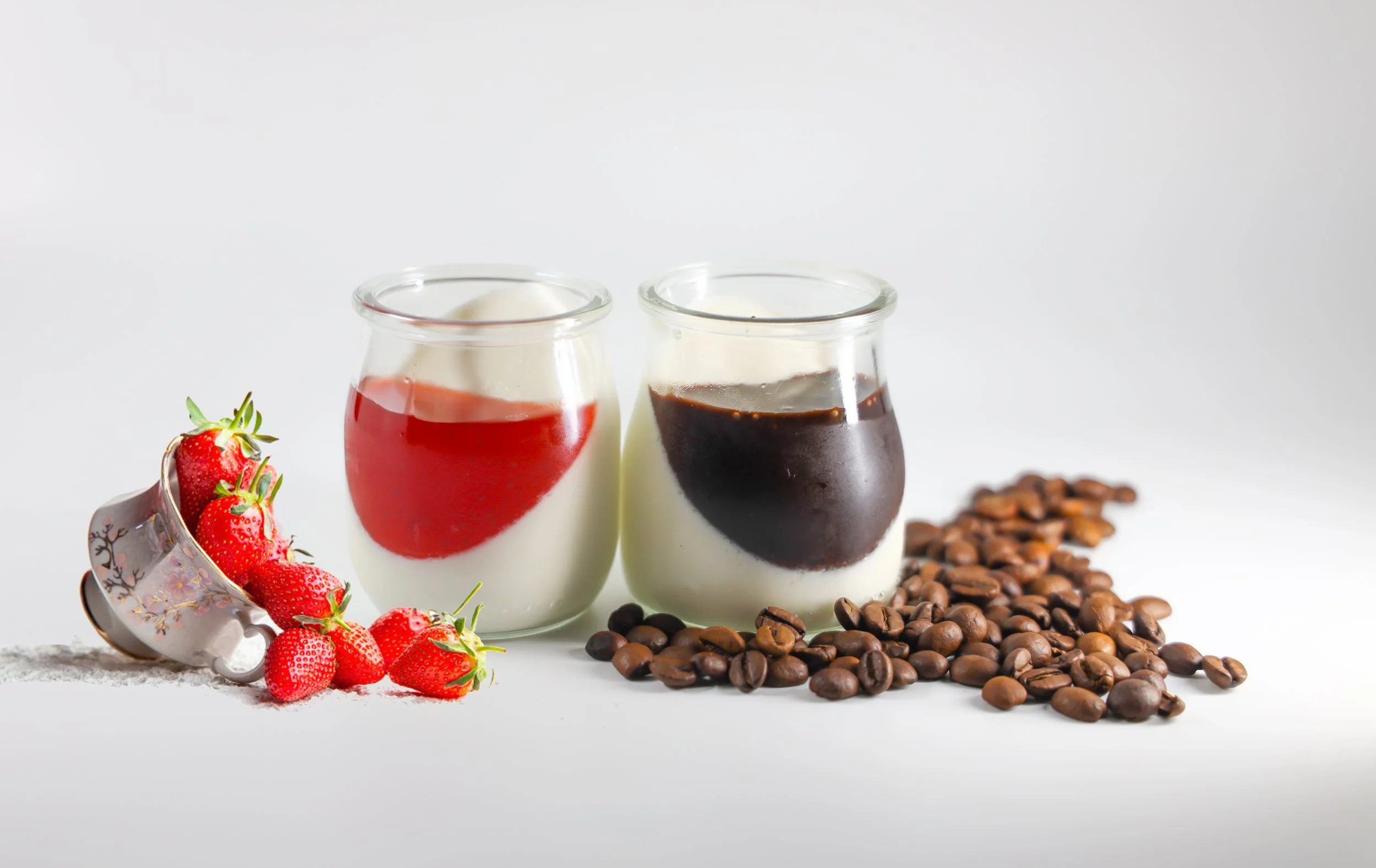 Panna cotta italiana con fresas frescas y café, un postre cremoso y elegante.