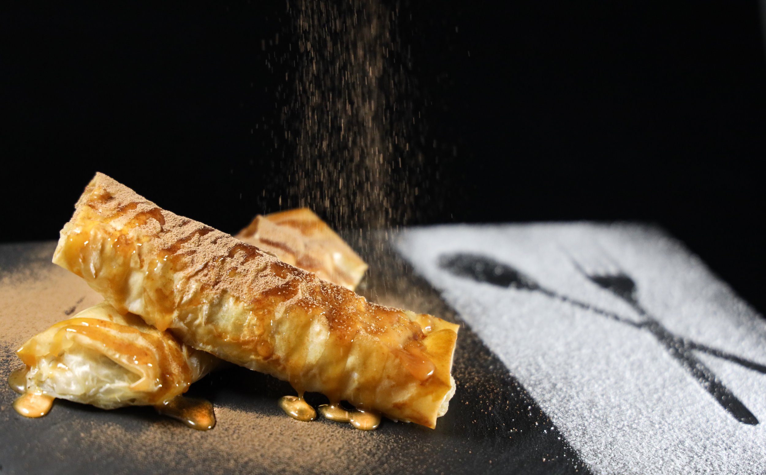 Rollitos crujientes de plátano rellenos de plátano dulce y caramelo