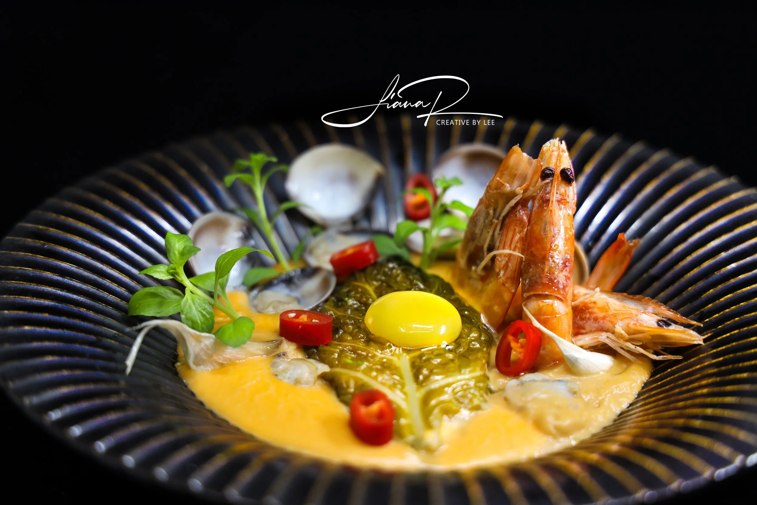 Açorda alentejana contemporánea con gambas, poejo fresco y yema de huevo, cocina tradicional portuguesa reinventada.