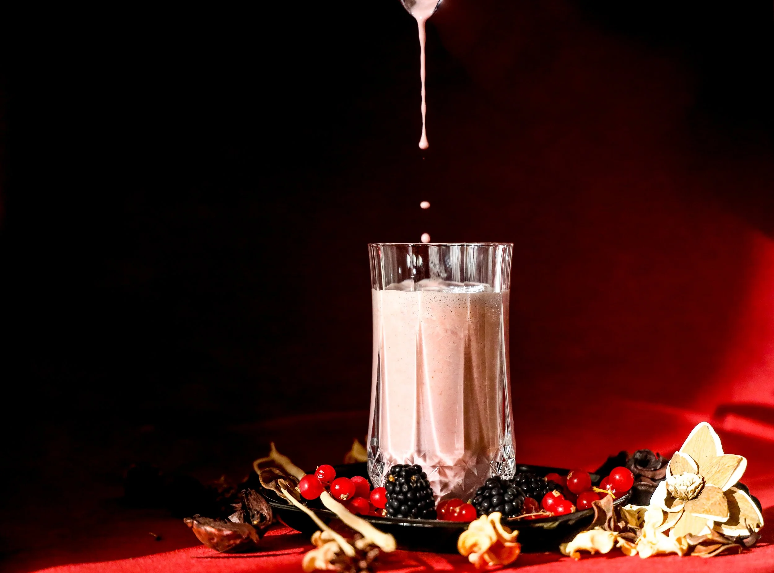 Batido macrobiótico de frutos rojos con ingredientes naturales y mínimamente procesados.