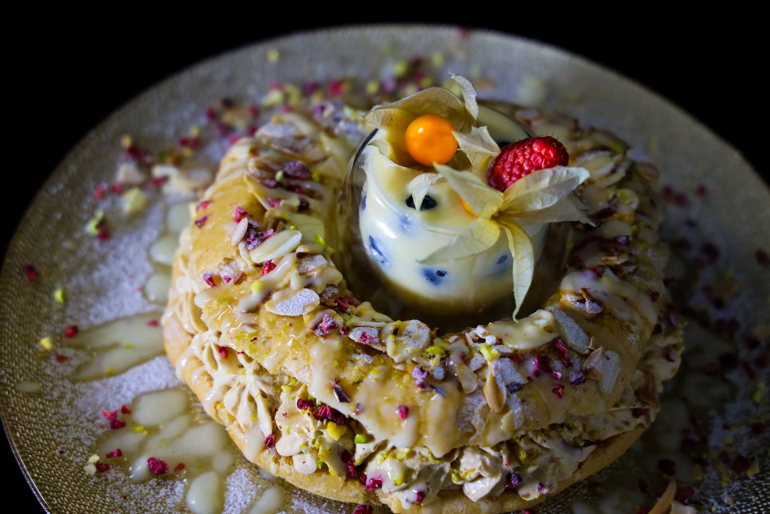Postre de capuchino y vainilla en forma de corona, mousse cremosa con almendras y frutas frescas, creación de un chef en Portugal.