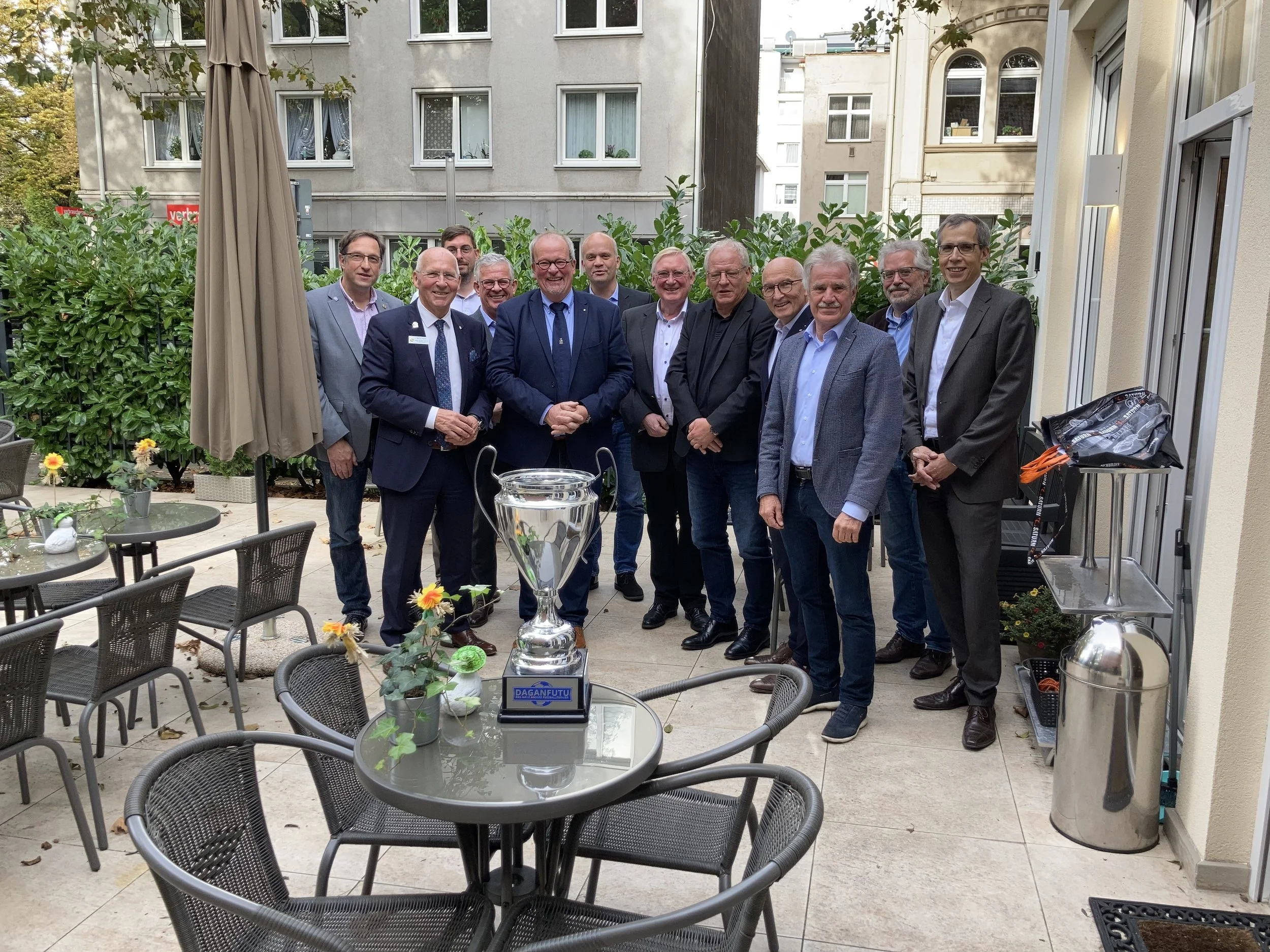 Rotary Vorstand 2021 mit Governor.jpeg