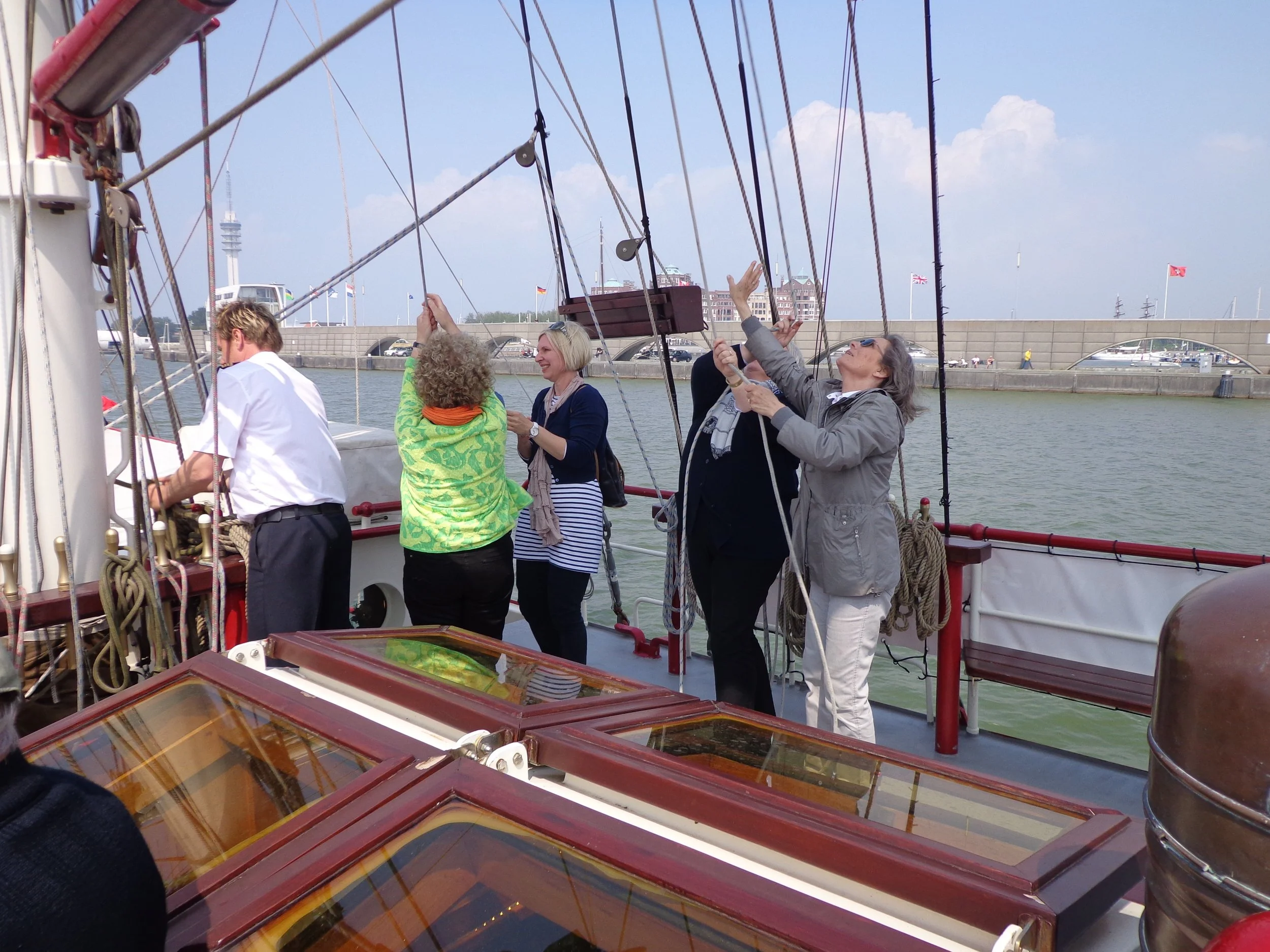 An Bord der Bounty - Segelsetzen.JPG