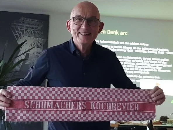 Präsident mit Schürzentuch Kochrevier.jpg