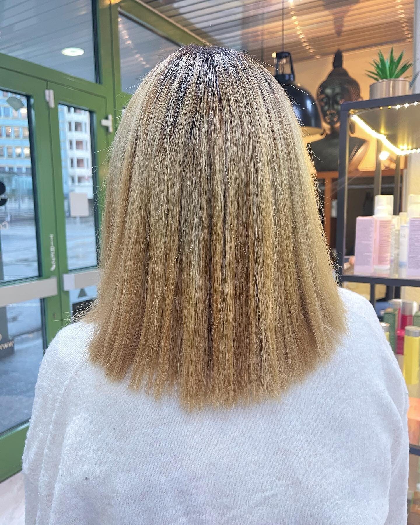 Apr&egrave;s quelques heures de travail&hellip; On en revient toujours au blond 👩🏼 Merci Ma&euml;va pour ta confiance. R&eacute;alis&eacute; par Manon 📍Rue de Montbrillant, 84 - 1202 Gen&egrave;ve &bull; 
.
.
#hair #hairstyle #hairtransformation #