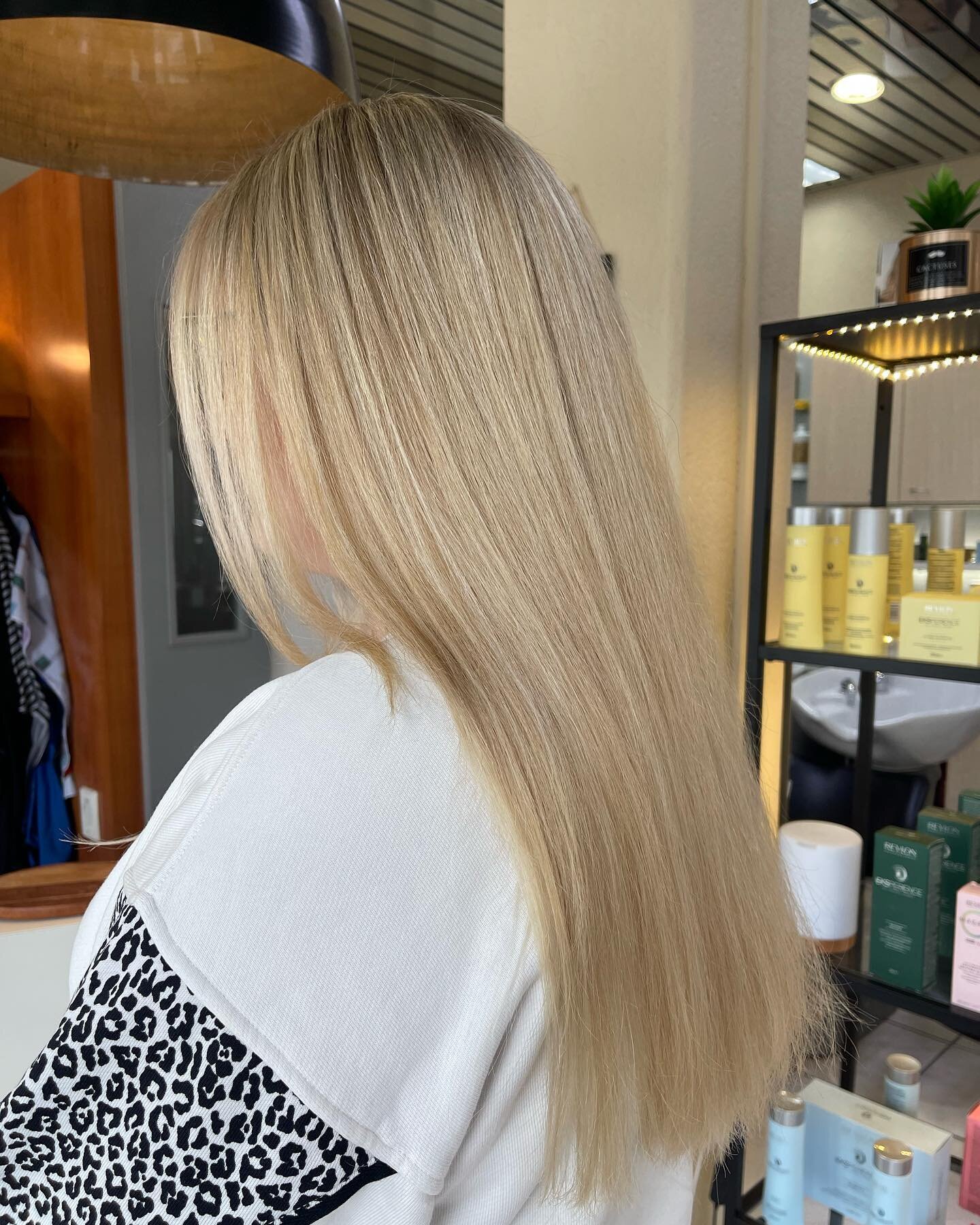 We love blond ⭐️ R&eacute;alis&eacute; par Manon 📍Rue de Montbrillant, 84 - 1202 Gen&egrave;ve &bull; 
.
.
#hair #hairstyle #hairdresser #blond #blonde #blondebalayage #blondehair #longhair #longhairdontcare #geneve #geneva #revlonprofessional #olap