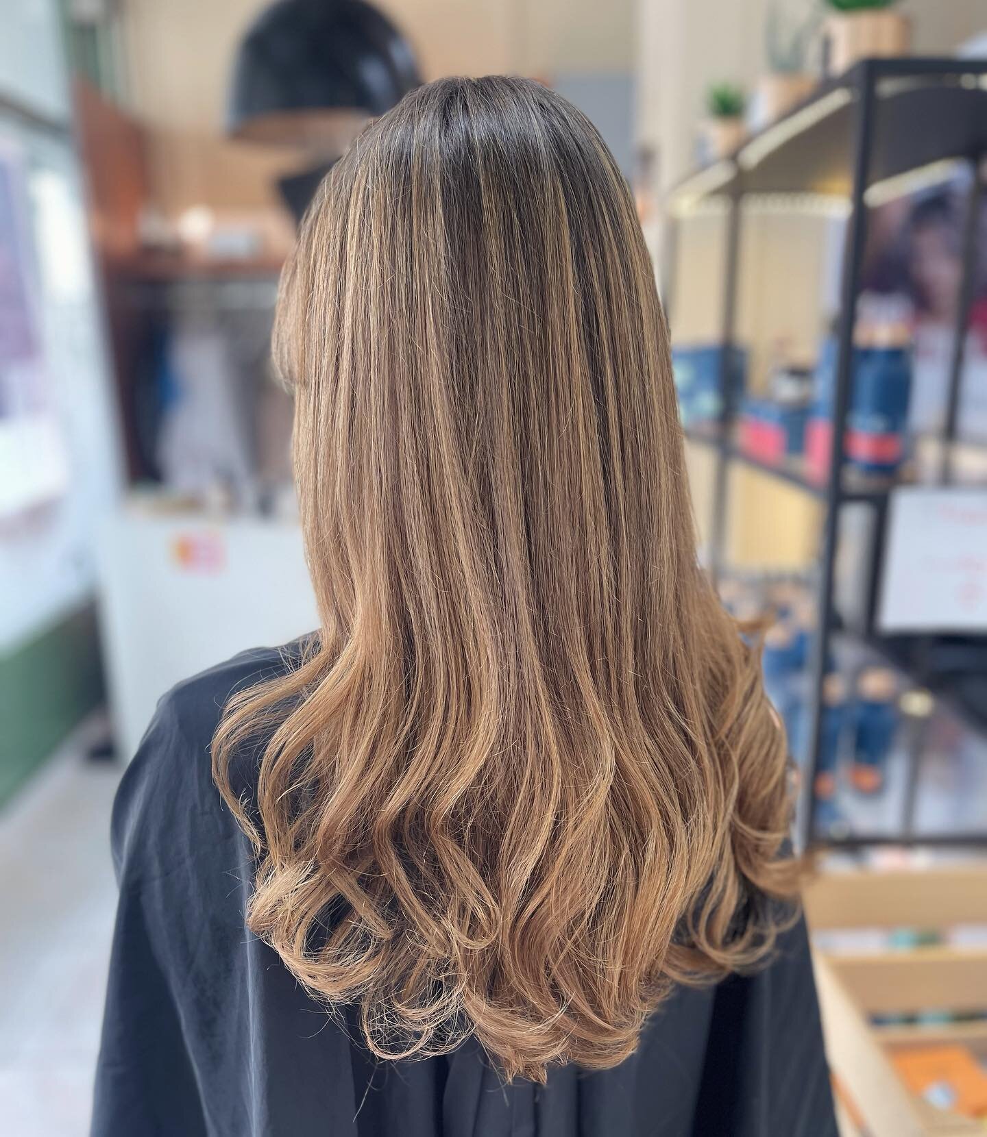 Pour le printemps 🌷 R&eacute;alis&eacute; par Manon 📍Rue de Montbrillant, 84 - 1202 Gen&egrave;ve &bull;
.
.
#hair #hairstyle #hairgoals #hairdresser #haircare #coiffure #coiffeurgeneve #highlights #longhair #geneve #geneva #olaplex #revlonprofessi