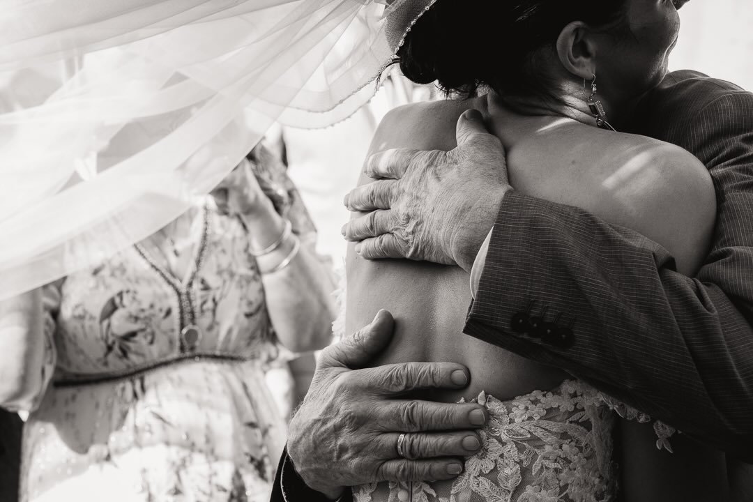 Hug - nice and simple. 

#documentaryweddingphotographer #weddingphotojournalism #hug #weddingday #blackandwhitephotography
