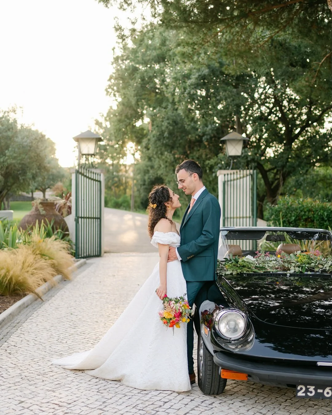 PT | A Serenela e o Felix vieram de Paris para festejar o casamento deles em Portugal. Foi um dia t&atilde;o feliz (as fotos n&atilde;o mentem!)! Os noivos, os convidados, a decora&ccedil;&atilde;o colorida e o dia de sol estavam todos alinhados no m