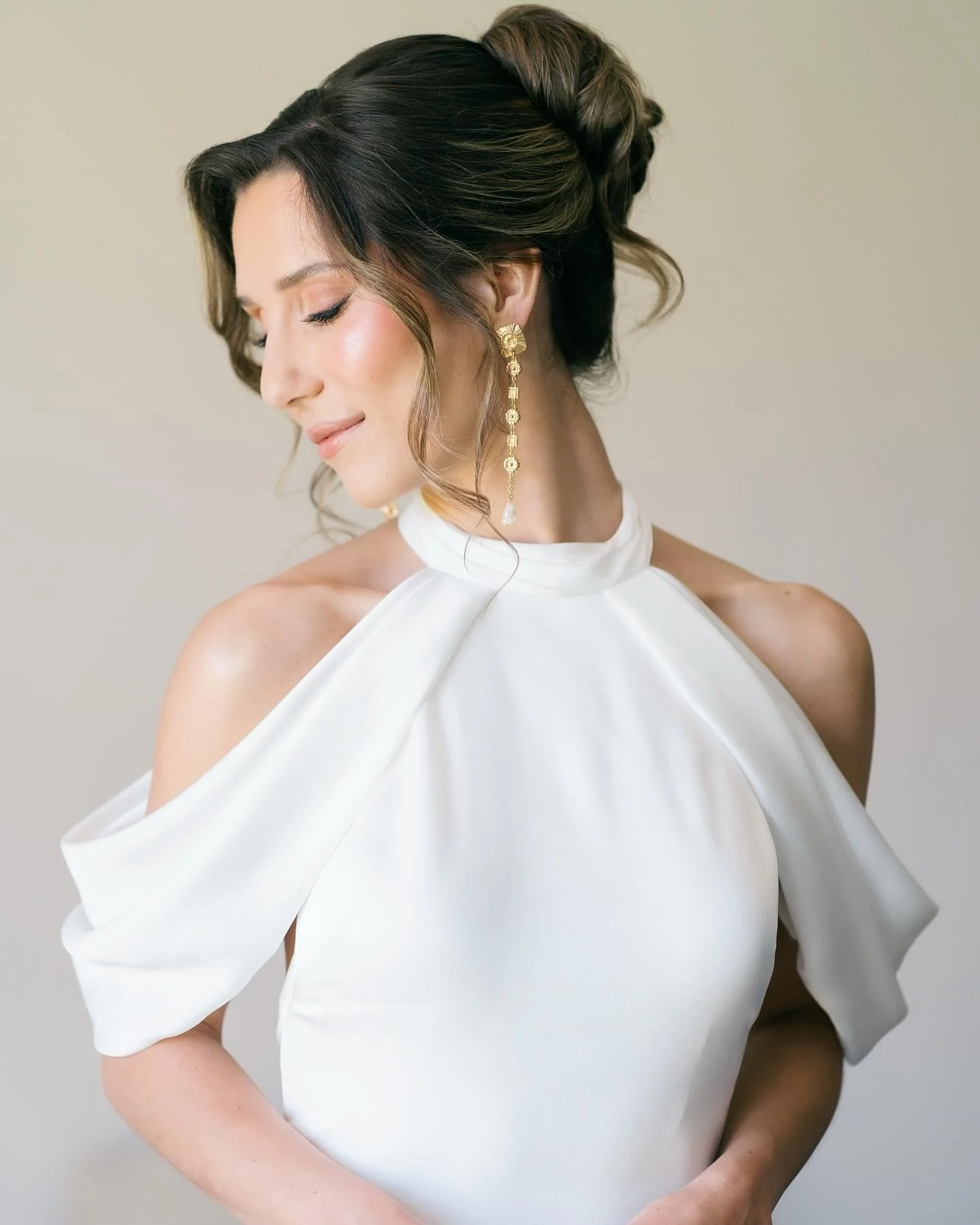 When the day begins ✨

MUA: @catarinaduque.bridal 
Hotel: @dolcecamporeal 
Venue: @quintanovadohespanhol 
Jewelery: @salomefariajewelry