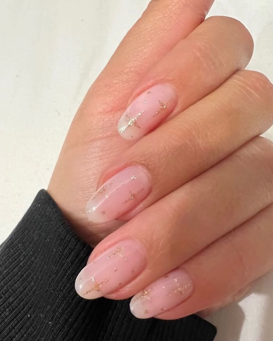 ✨

Book your SHELLAC MANICURE online. Link in BIO , www.LuxyNails.ca 

✨ Book in advance 

#naturalnails #shellacmanicure #starnails #winternails #christmasnails #holidaynails #LuxyNAILSeries