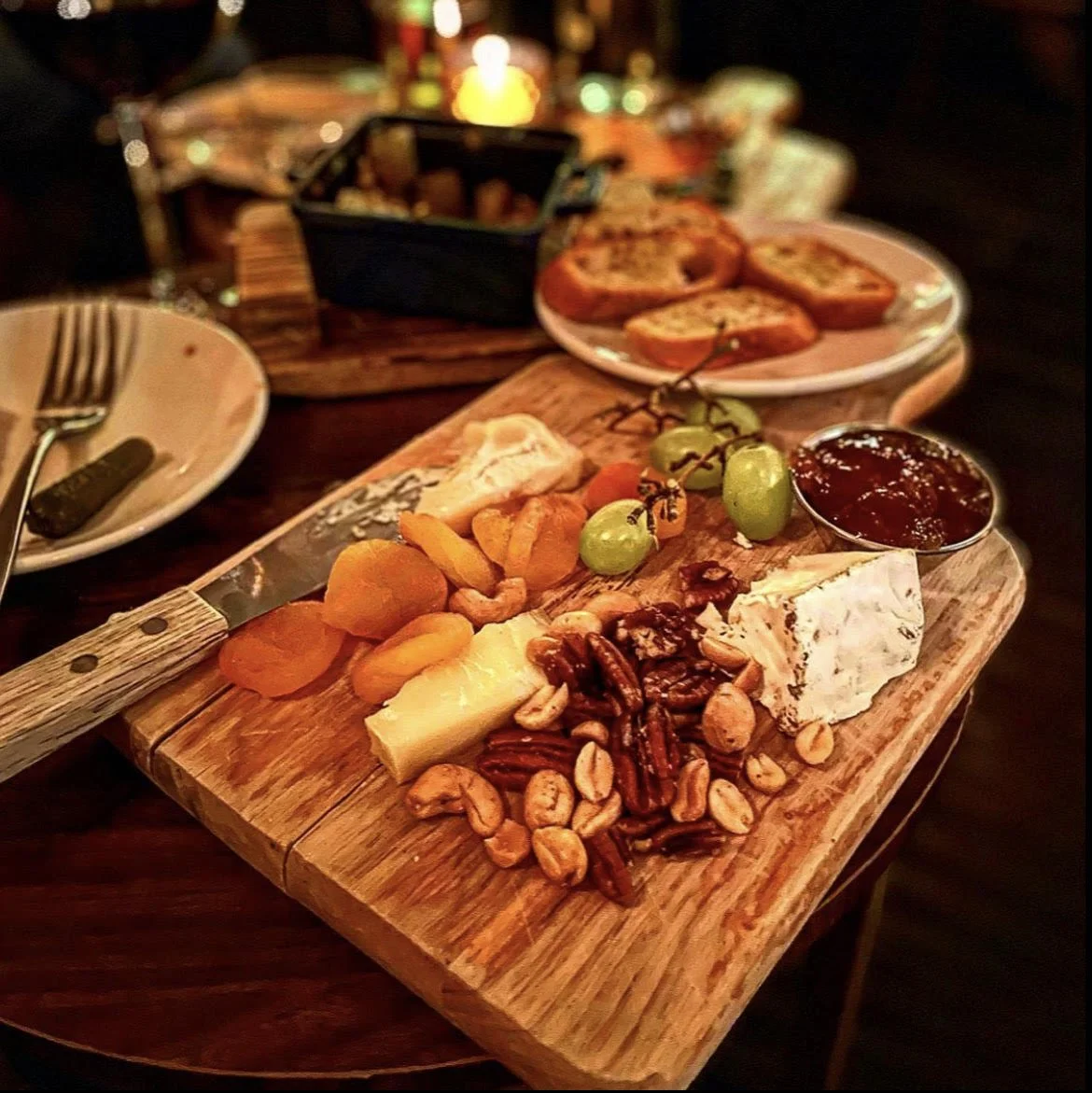 Cocktail Lounge with American Small Bites