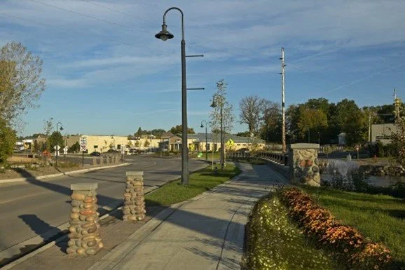 Photo of downtown Mound pedestrian streetscape