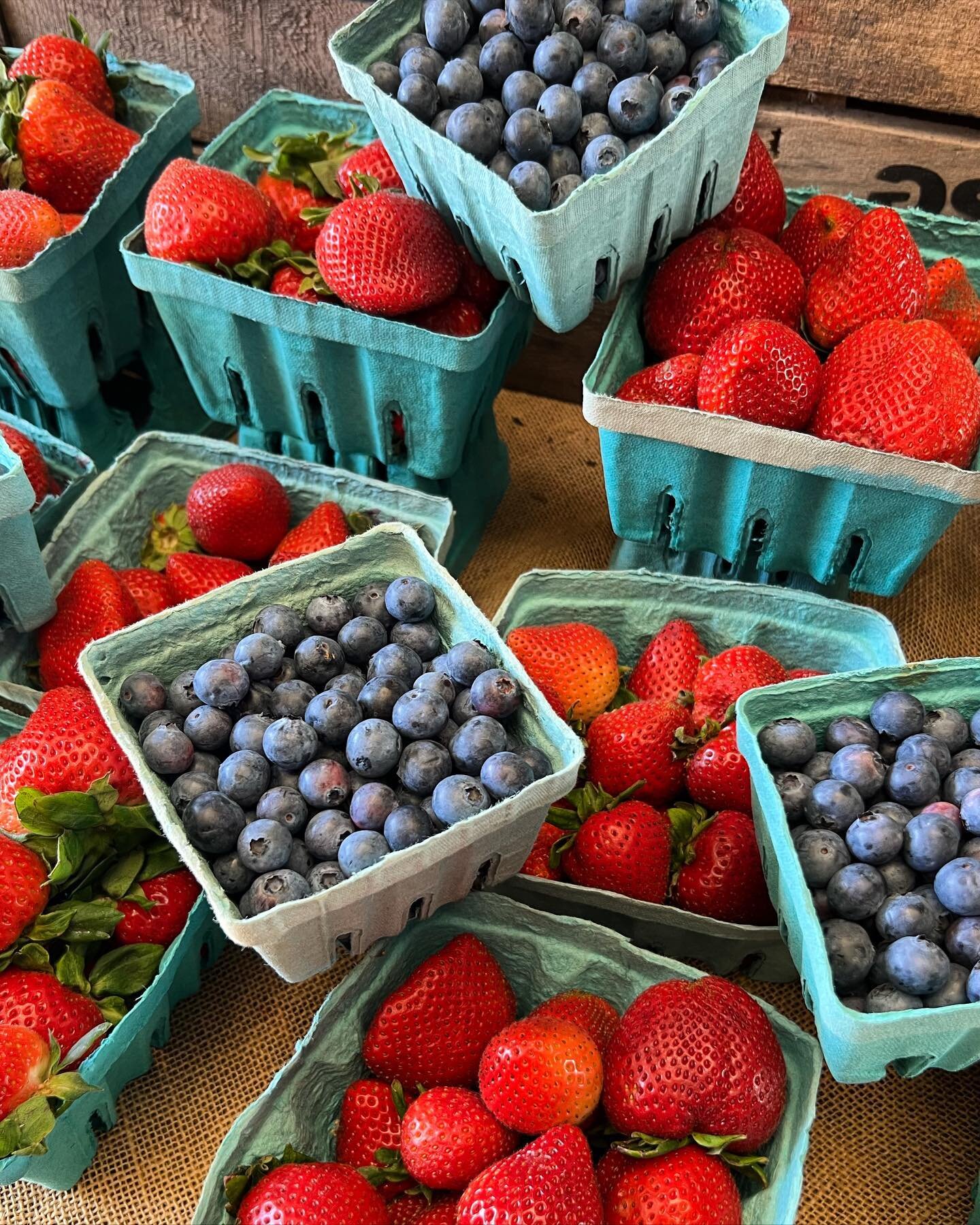 A berry special deal!! 🤤

Georgia fresh blueberries are in! 🫐 Grab a pint to pair with a quart of these big juicy strawberries 🍓! 2/$9 🤩 

#freshstartfg #startyourdayfresh #shoplocal #berry #blueberry #deals