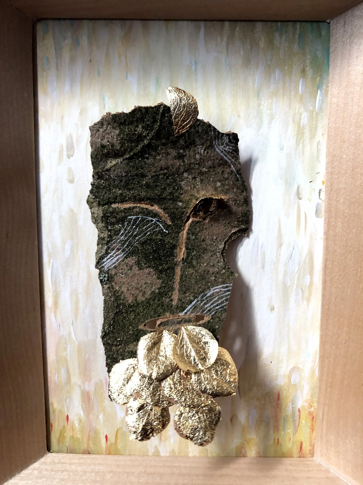 creaturquoise-curiosité-dorée-visage-fleuri-barbe-or-pétales-écorce.jpg