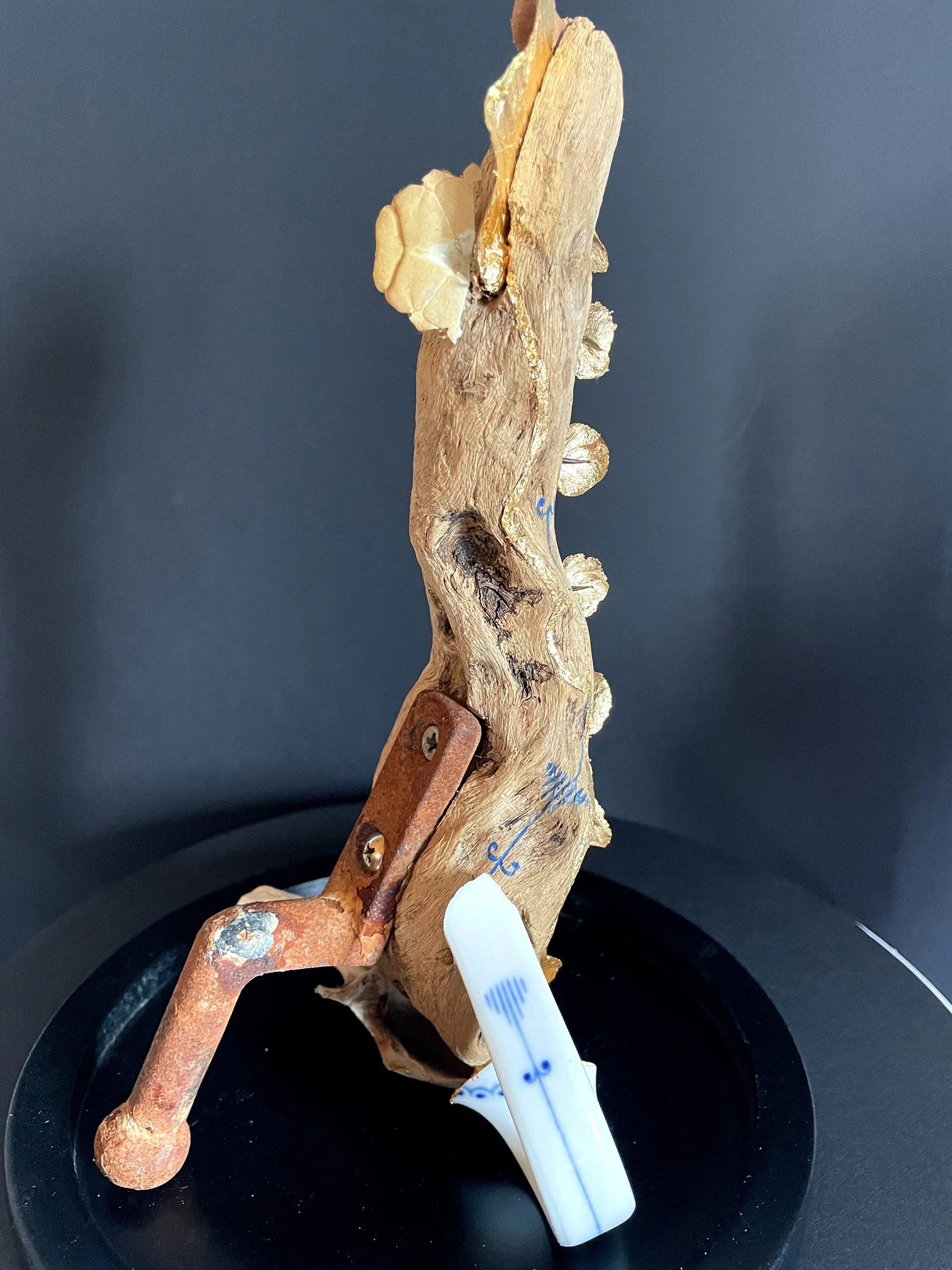 creaturquoise_art-doré_curiosites_or_bois_flotte_porcelaine_pétales.jpg