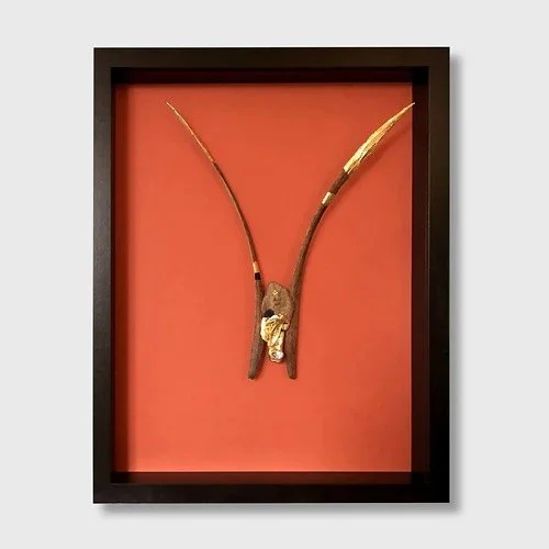Antilope

Visage ou coiffe, animal ou humain, figure primitive ou troph&eacute;e ?
Bois flott&eacute; et gousses de Catalpa qui appuient un regard sibyllin dans cette &eacute;tendue flamboyante.

Retrouvez cette pi&egrave;ce unique parmi toutes mes c