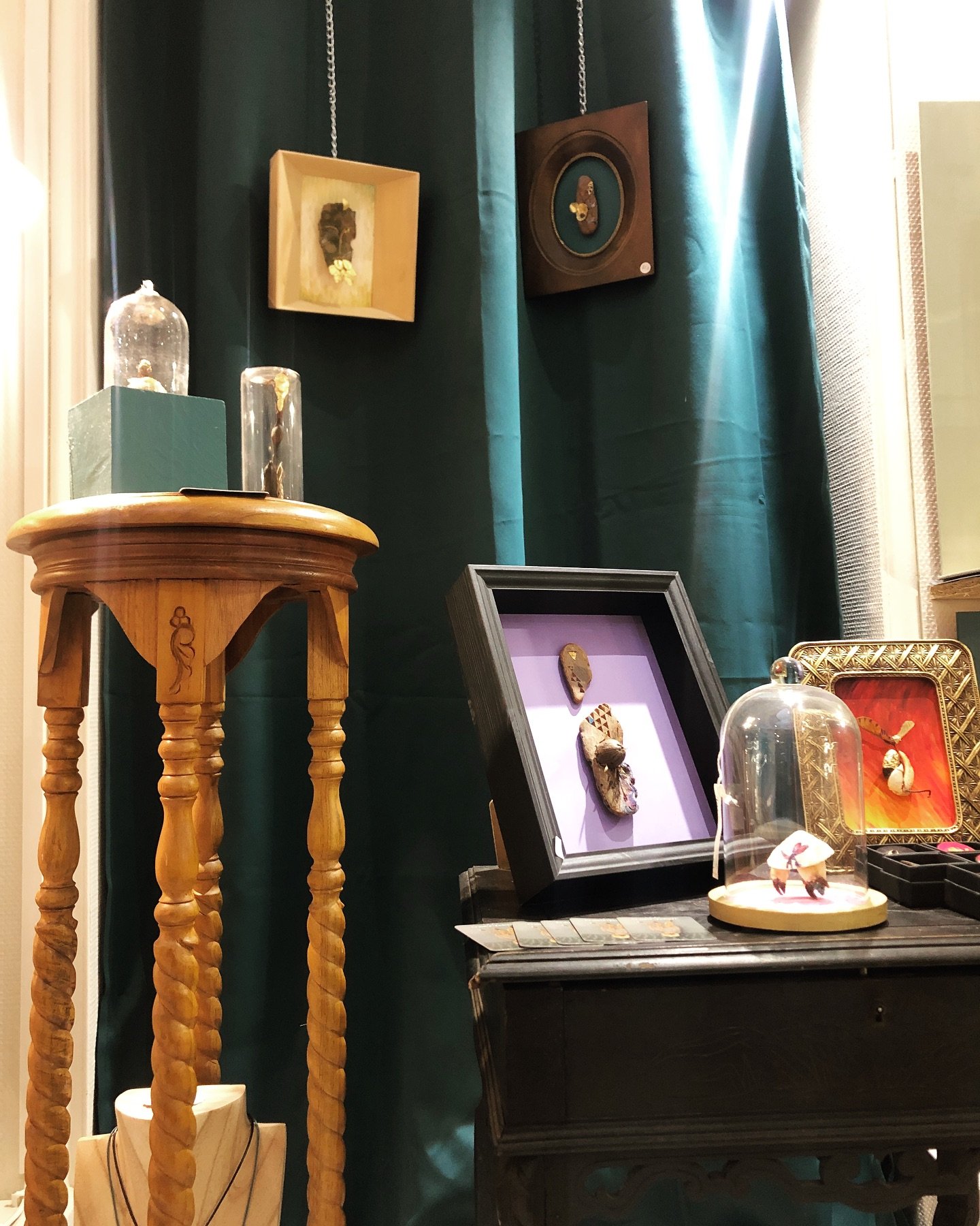 Mon corner de curiosit&eacute;s chez @atelierilu fait peau neuve !
De nouvelles pi&egrave;ces &agrave; d&eacute;couvrir et des dorures d&eacute;licates &agrave; admirer 👌
Des pi&egrave;ces de toutes tailles et de tous prix avant les f&ecirc;tes 🎁&h