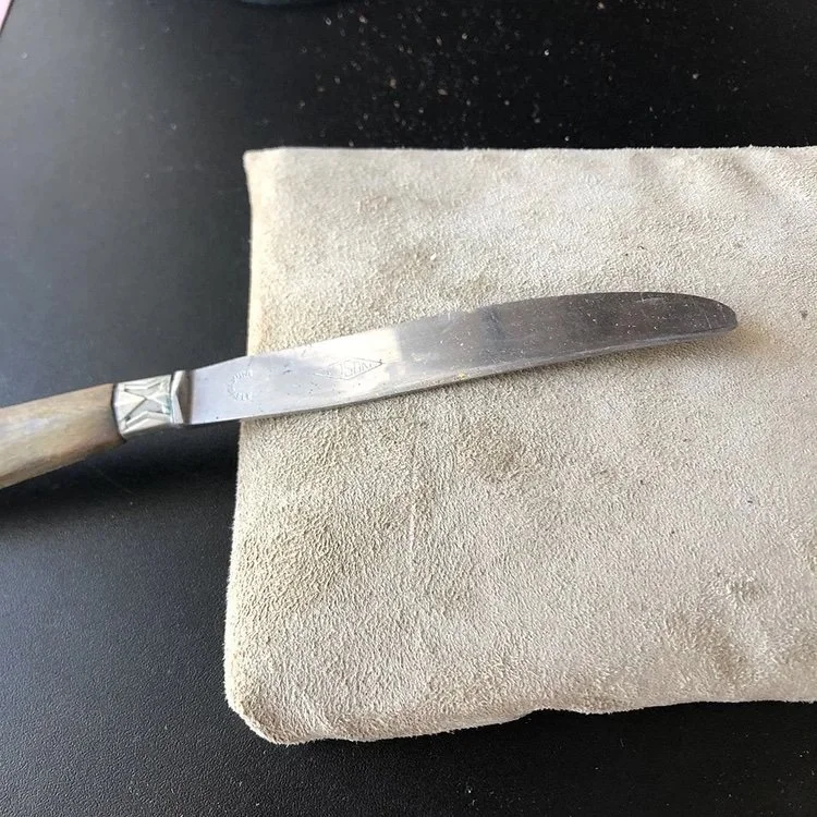 Couteau sur son coussin de peau