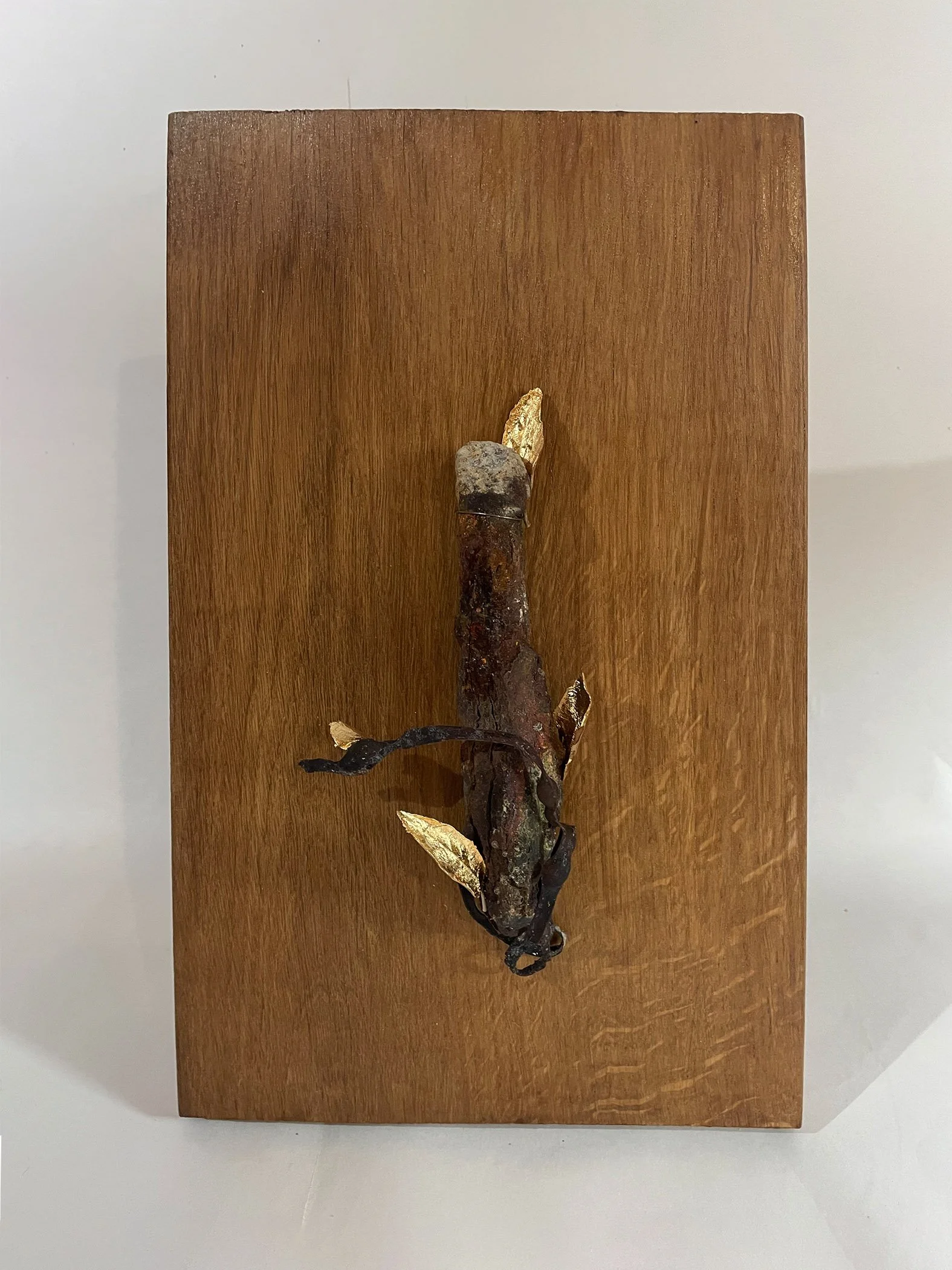 Ancre
2025
(métal, algue, feuilles, or - 28 x 23 cm)