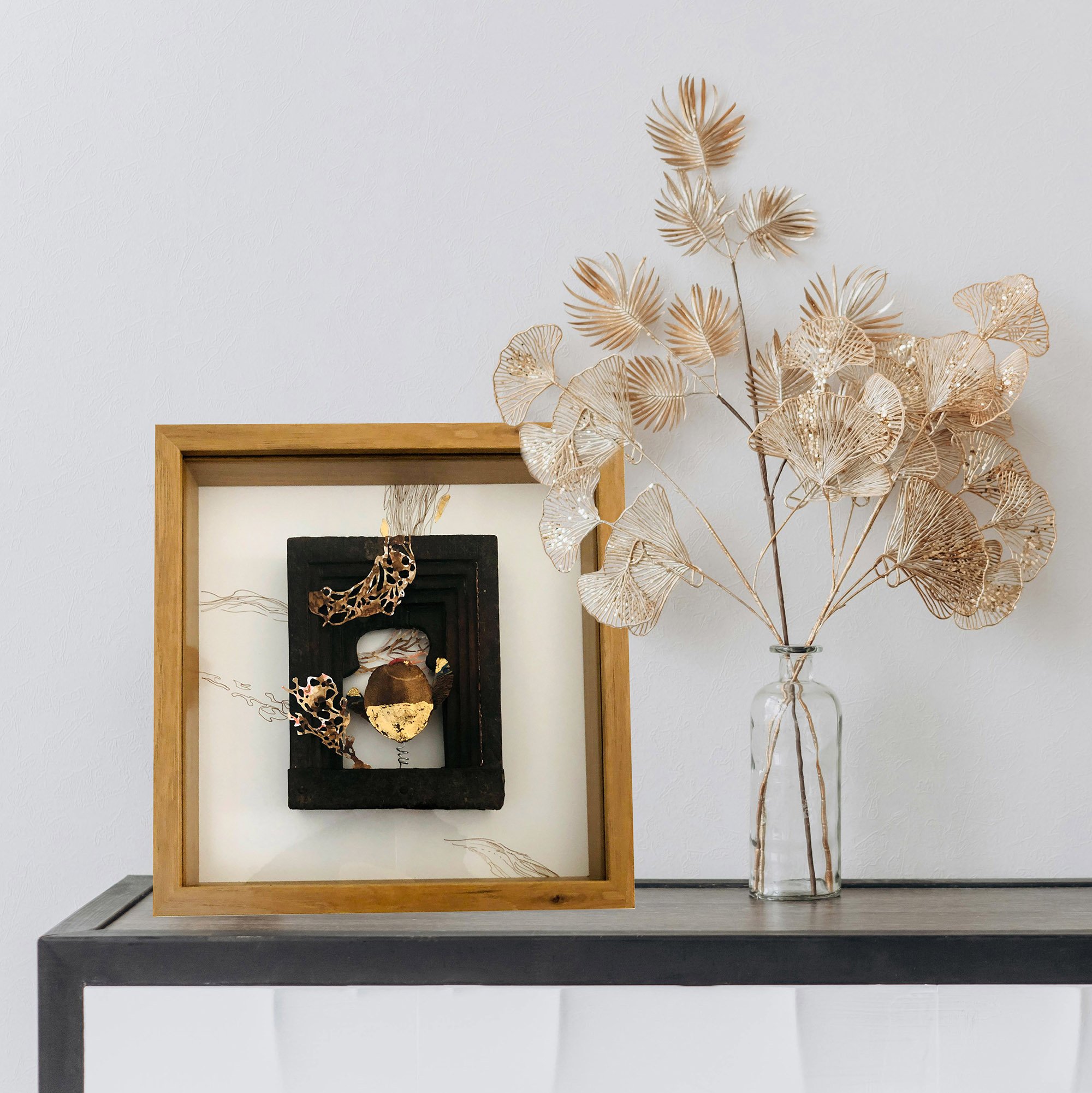 creaturquoise_cabinet_curiosites_or_fleurs_cadre_dentelle_petales_console.jpg