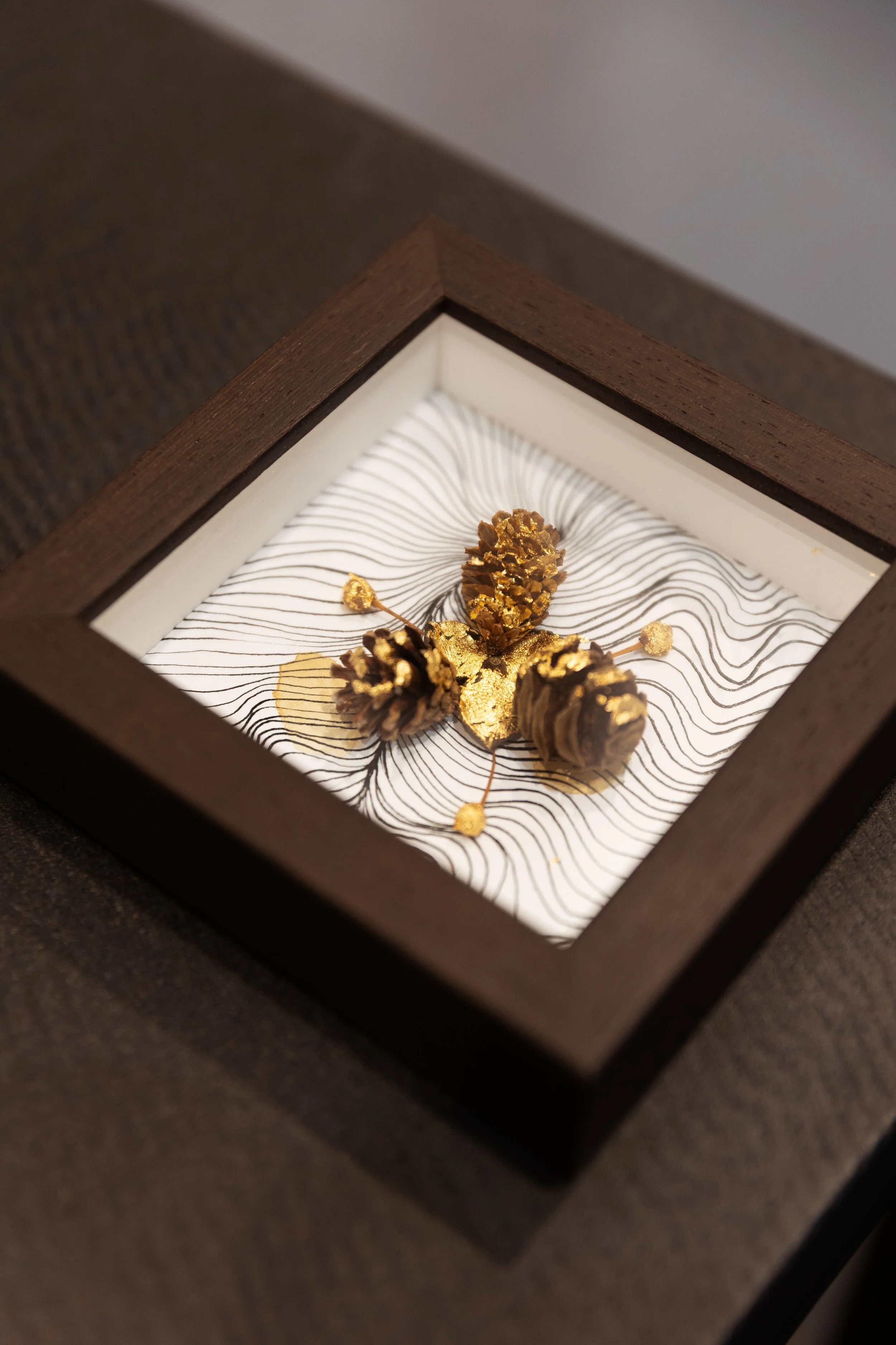 Cadre de végétaux dorés