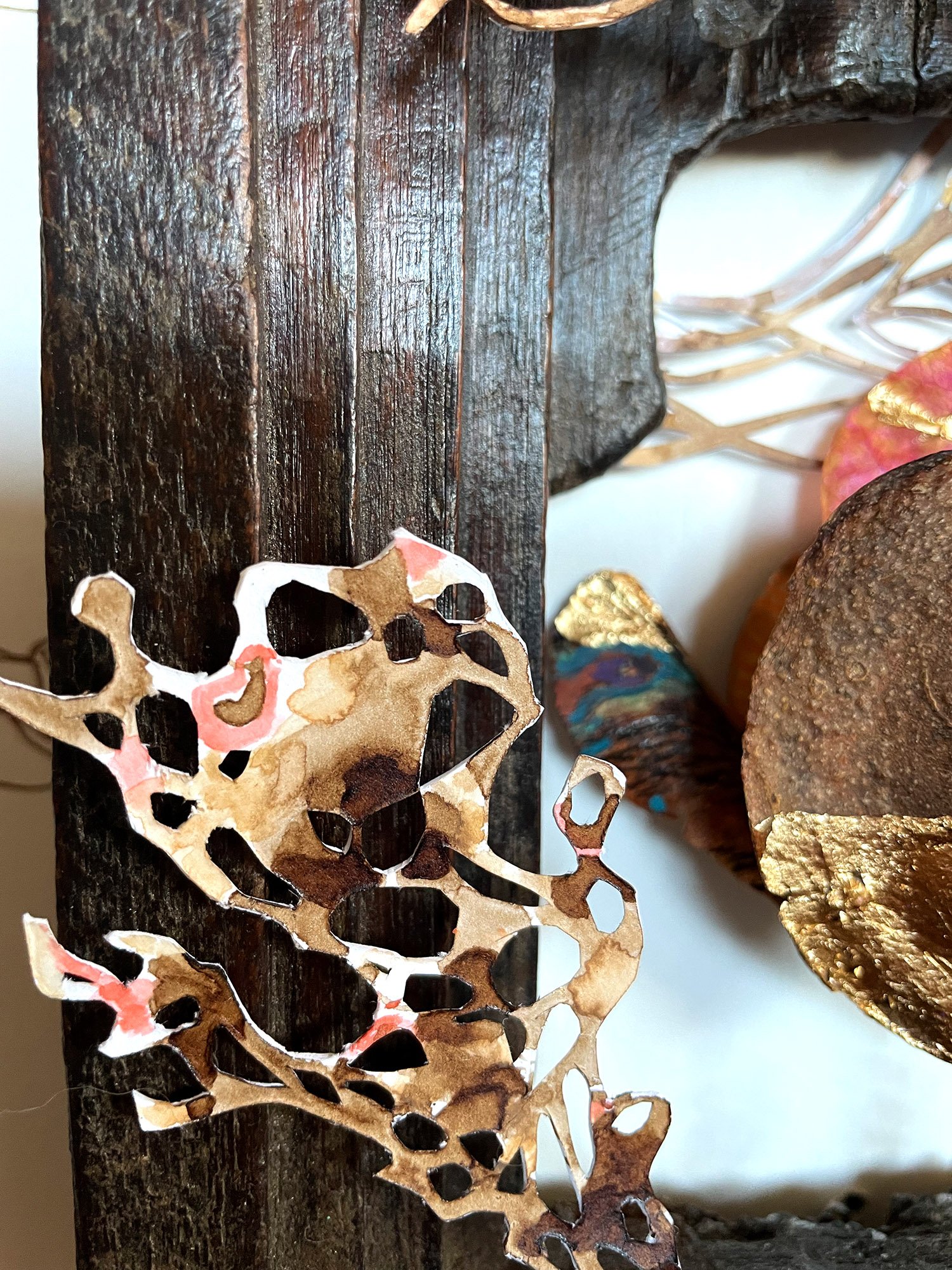 creaturquoise_cabinet_curiosites_or_fleurs_cadre_sculpté-papier-découpé-cadre-bois-café.jpg