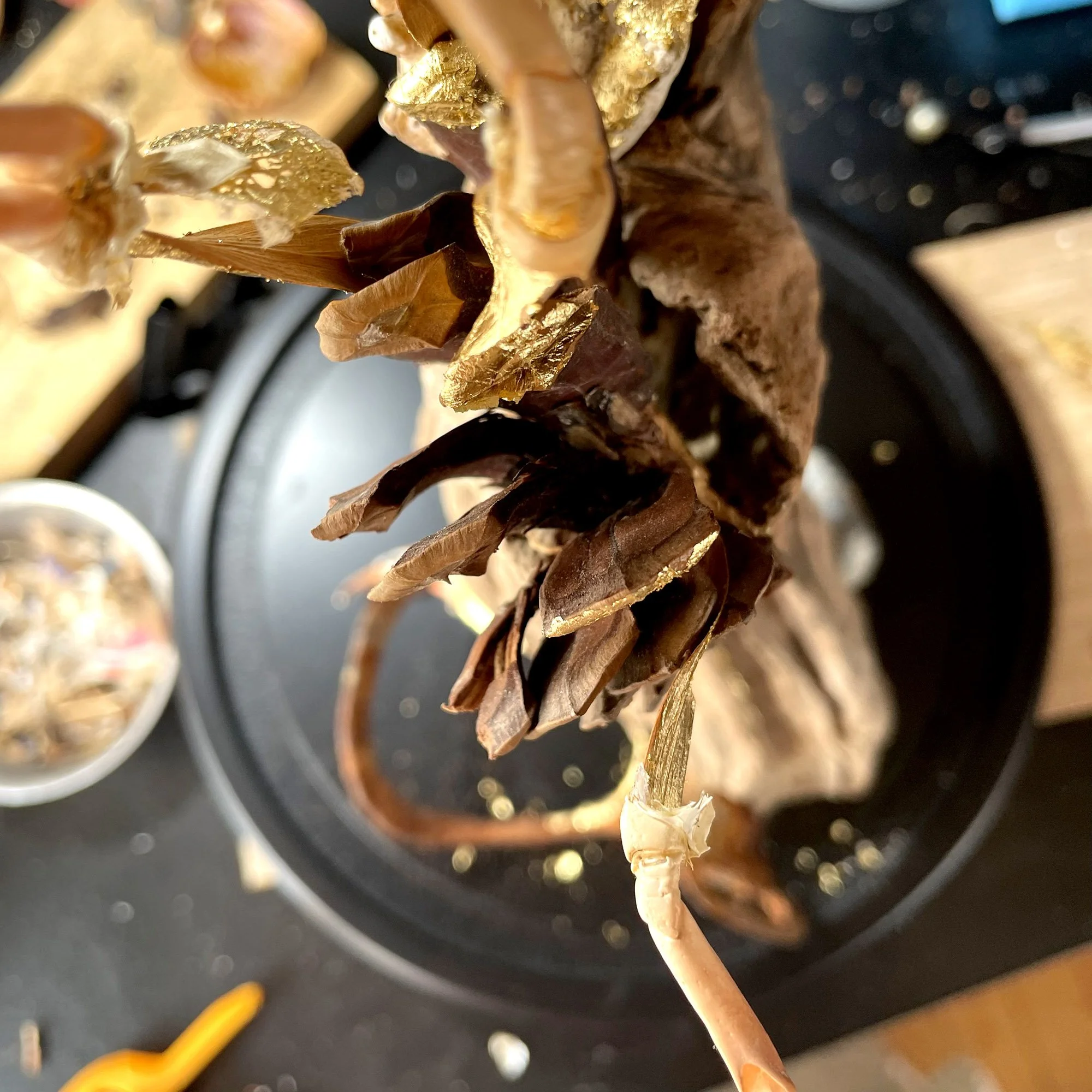 creaturquoise_desdoigts_boisflotté_crabe_pétales_or_détail_métal_rouille.jpg