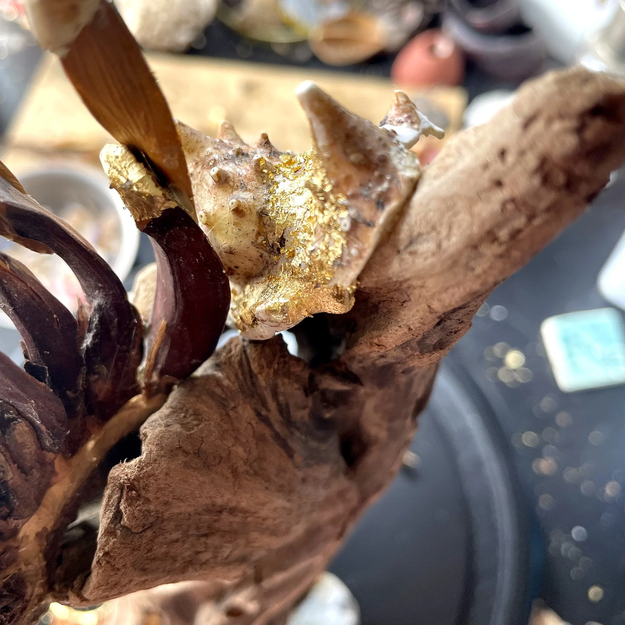 creaturquoise_desdoigts_boisflotté_crabe_pétales_or_détail.jpg