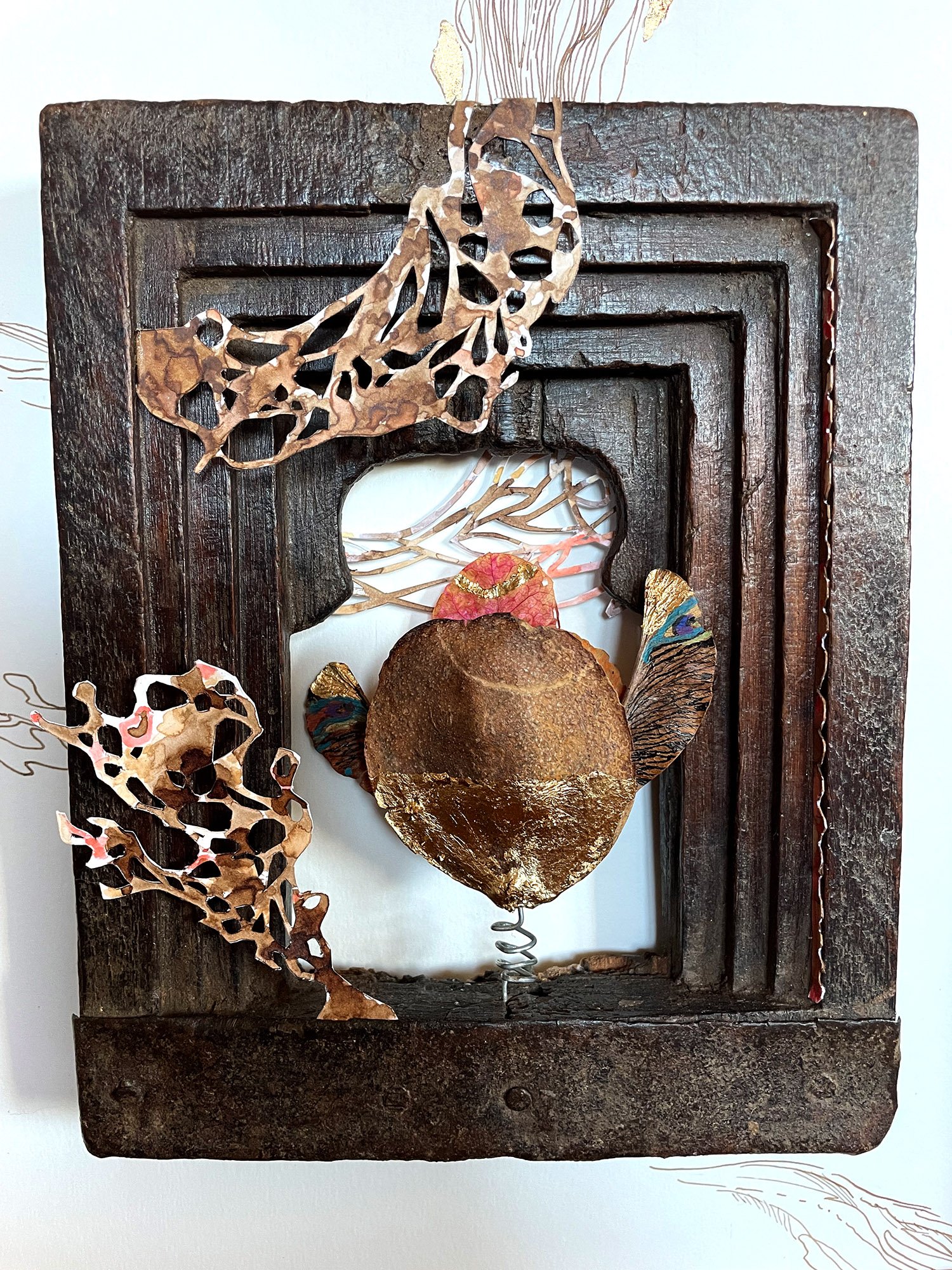 creaturquoise_cabinet_curiosites_or_fleurs_cadre_sculpté-papier-découpé-cadre-bois-indien_découpe.jpg