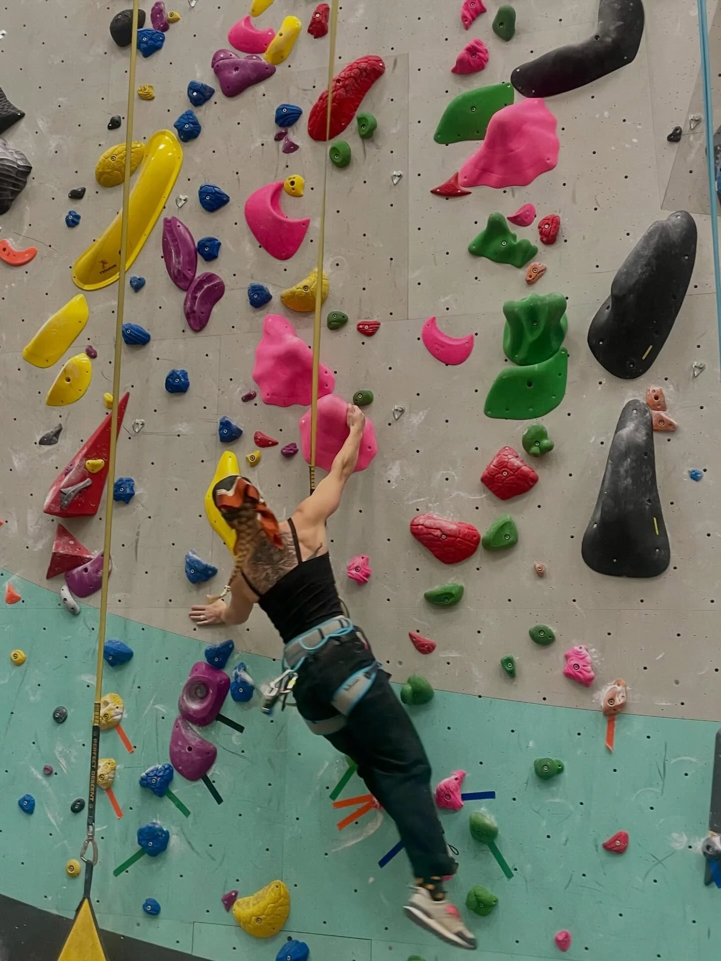 Autobelayer &auml;r ombyggda &aacute; la klassisk v&auml;ggkl&auml;ttring! 
&Auml;ven ett litet lila tillskott p&aring; f&ouml;rra veckans bygge 💜
I gymmet har vi f&aring;tt upp en benmaskin med kombinerad benspark och ben-curl.
Monterad av oss, hop