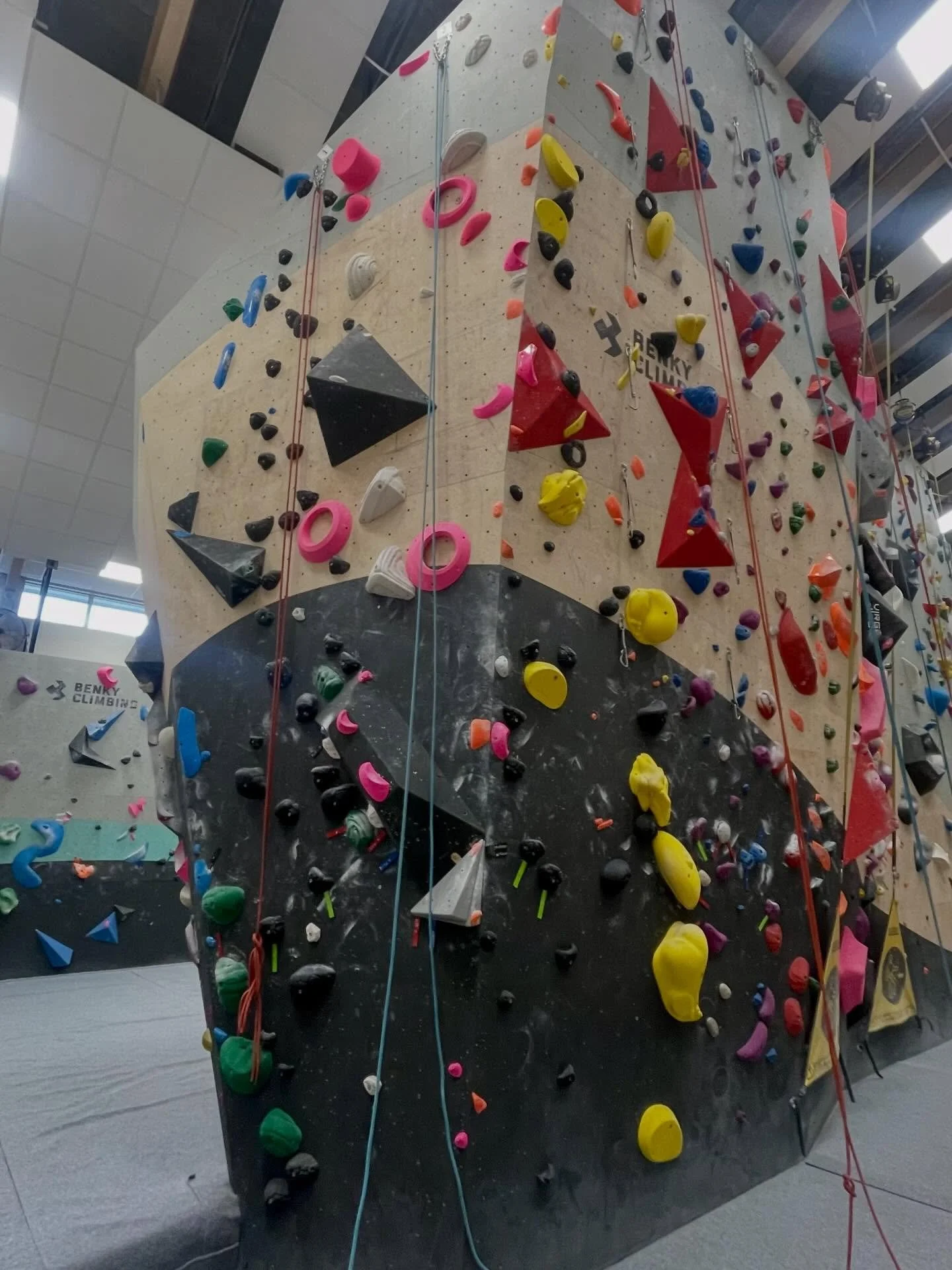 Veckans nybygge🧗VIKTIG INFO NEDAN! ⤵️ 

✨L&ouml;rdag den 4:e april kommer vi ha en bouldert&auml;vling p&aring; Vig&ouml;ren, med ett nytt och unikt uppl&auml;gg!
✨F&ouml;r att delta i t&auml;vlingen g&ouml;rs en f&ouml;ranm&auml;lan p&aring; v&arin