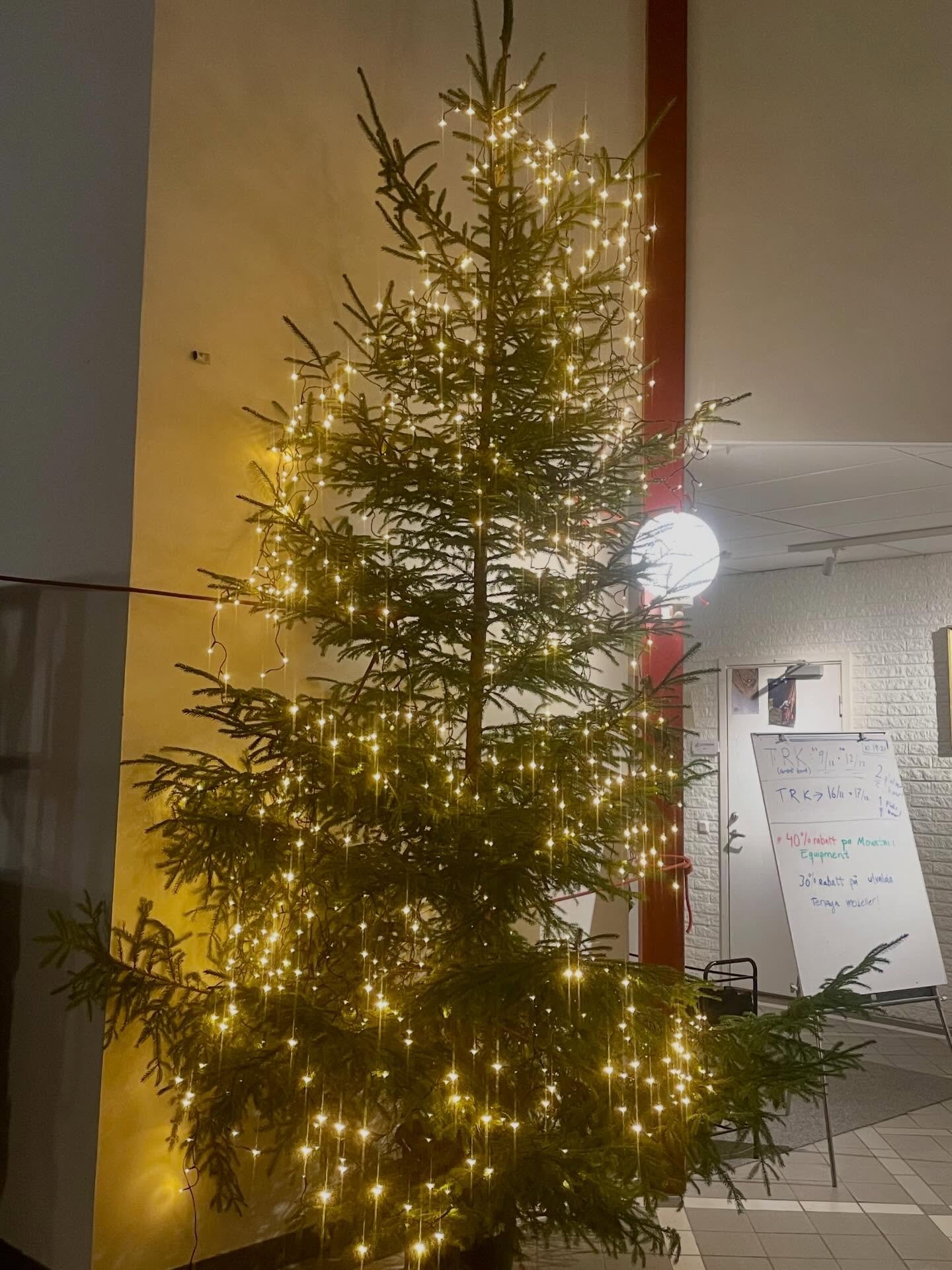 🎄&Ouml;PPETTIDER JUL OCH NY&Aring;R 🎉
23/12: 11.00-21.00 
24/12 och 25/12: ST&Auml;NGT
26/12: 12.00-19.00

27/12 och 28/12: 12.00-19.00
29/12 och 30/12: 11.00-22.00

31/12 och 1/1: ST&Auml;NGT