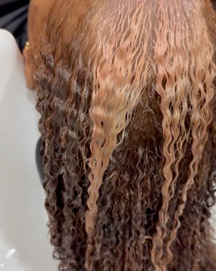 Repost from @hairbylaquitaburnett
&bull;
I love this transformation from yesterday! Our Curlfriend came in for her ginger double process touch up and decided to do a money piece in the front. Well that front money piece did not lift as expected! I ha