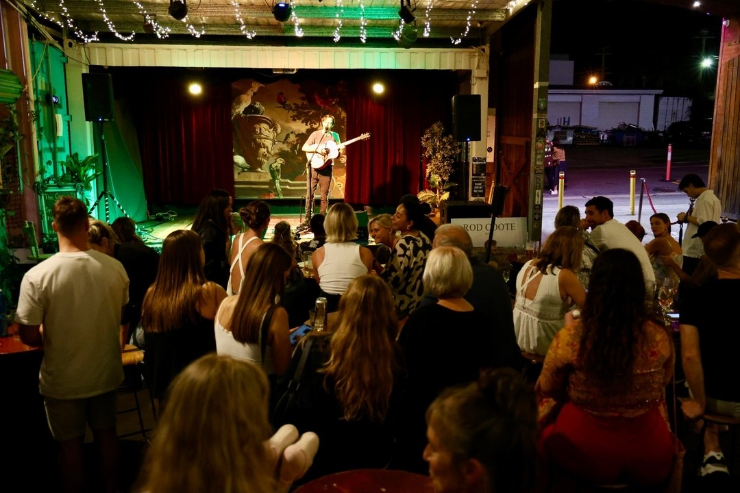 🧉 Swing by this weekend to soak up some awesome tunes in our laneway. Grab a drink, savour some delicious global street food, and bask in the glow of our twinkling fairy lights above. It's going to be a vibe you won't want to miss!