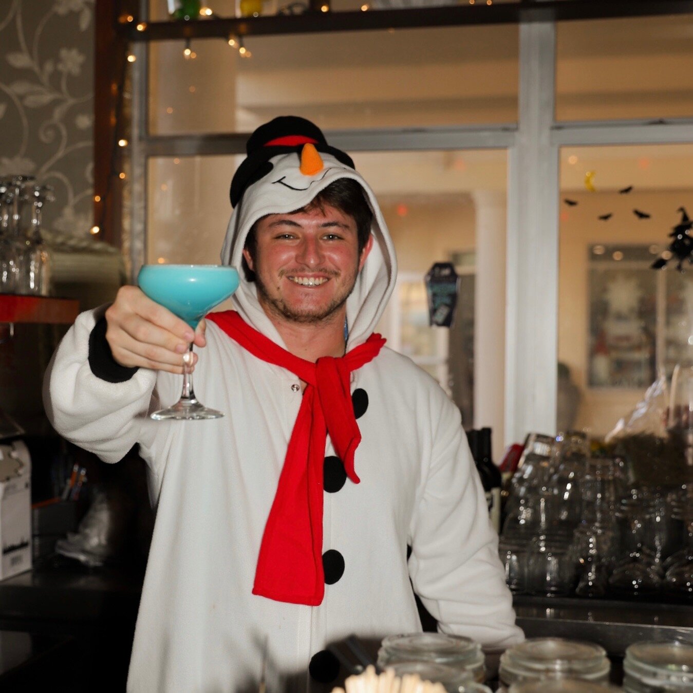 🚨 BREAKING NEWS 🚨
Snowman Spotted at Hana Sushi Lounge! Frosty swaps snowballs for sushi and cocktails, and the verdict is in: he's hooked! Happy December 1st! ❄️🍣 

#hanasushilounge #lakewoodranch #december2023 #martinibar #sushibar