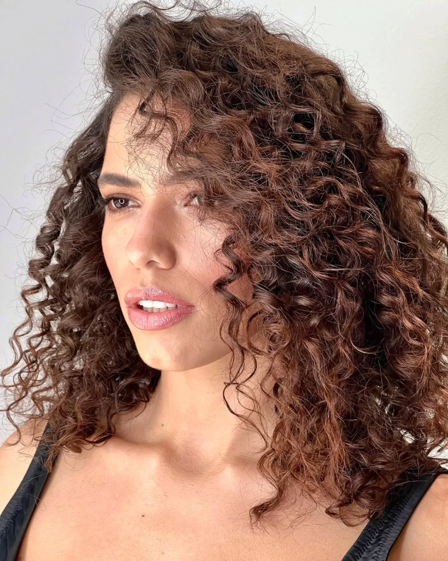 Curls don’t whisper, they speak. β¨
At Bossa, we know curls deserve a special kind of care: the right cut, the right touch, and the confidence that comes with healthy hair.
Ready to let your curls speak for themselves? Book your appointment to