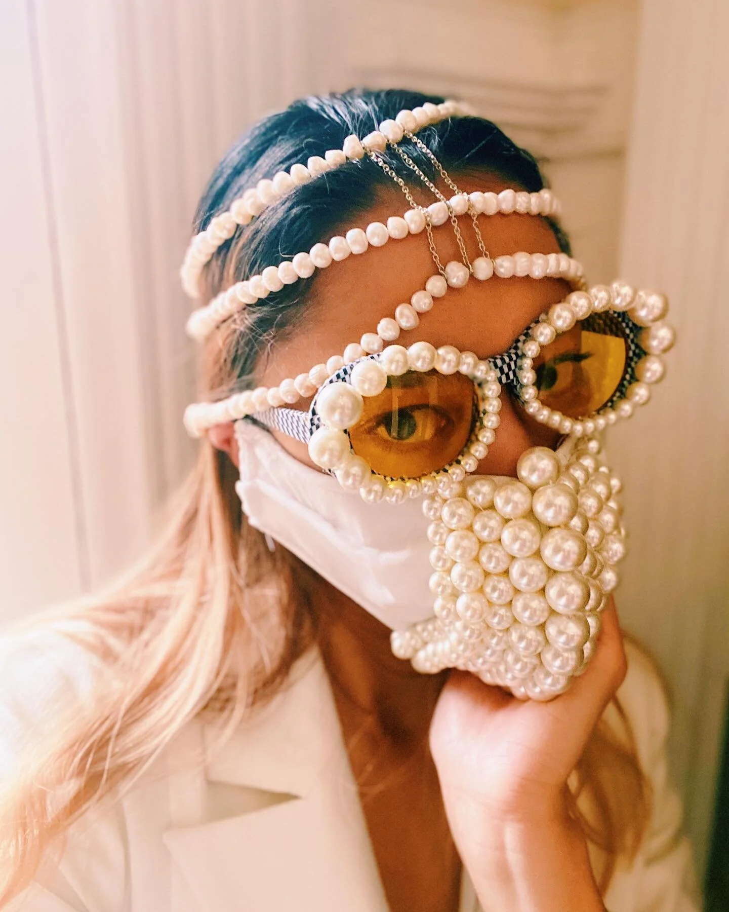 c a s u a l  f r I d a y .
.
.
.
.
.
.
#pearlspearlspearls #casualfriday #fashiongram #costumedesigners #coronafashion #fancyfacemask #fashionforbankrobbers #audreyhepburn #bussinesswoman #happyweekend