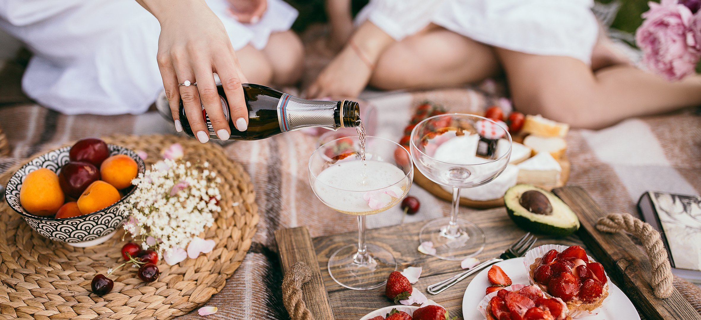 CHAMPAGNE-AND-PICNIC-PAIRINGS.jpg