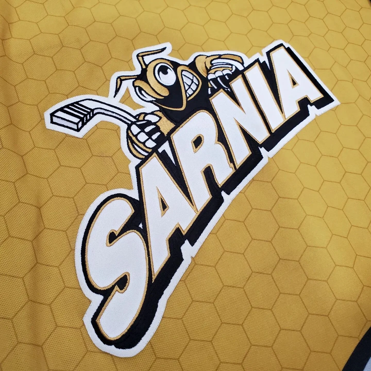 Another OHL masterpiece of a jersey.
Can be pretty fun working on jerseys I've never seen before, it gets me digging and learning more about the sport, which is always welcomed. 
Sarnia Sting Alternate, 1997-1999. 
Full custo by First Line 😎
#ho