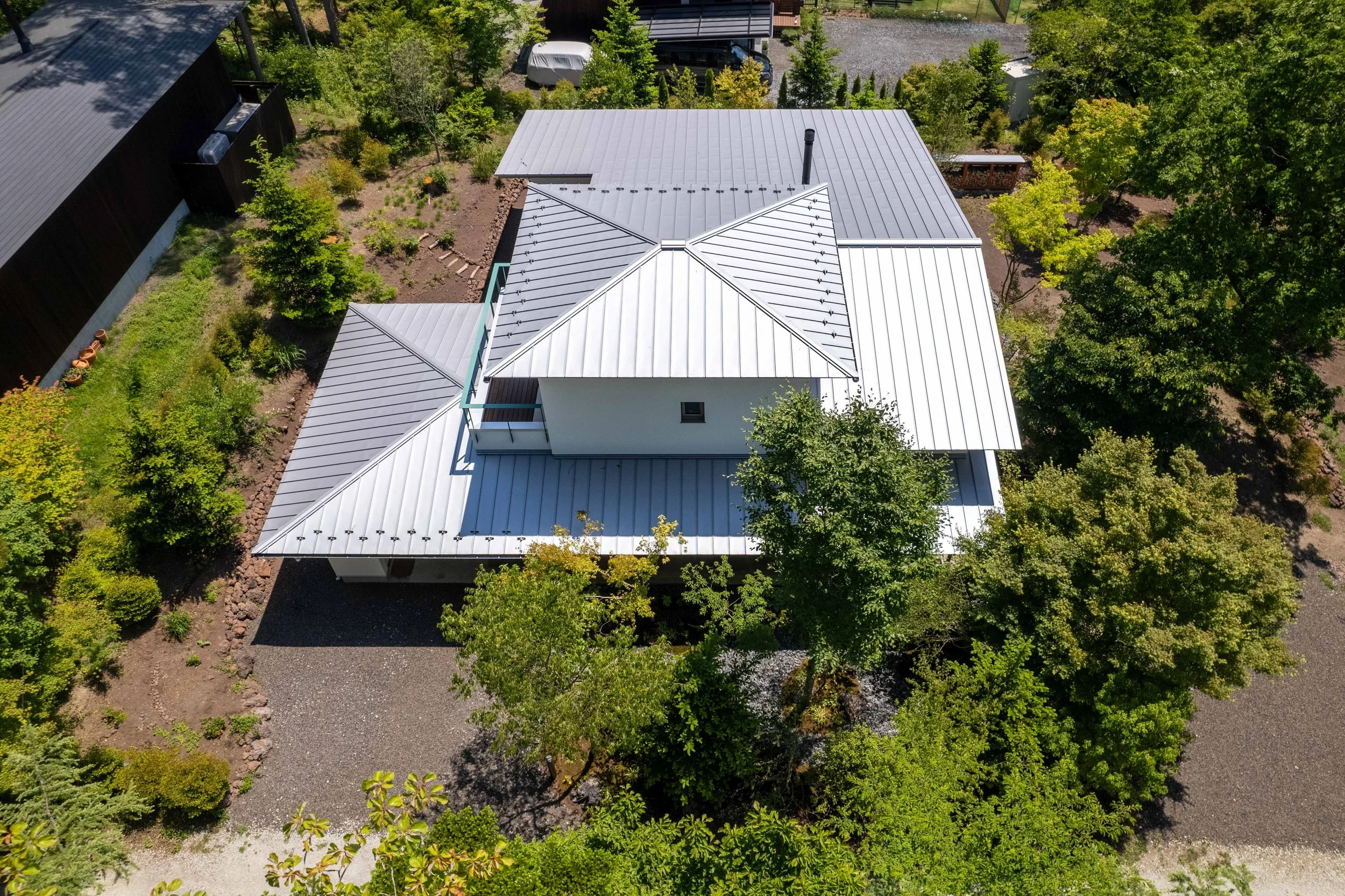 エイチの家｜緑に囲まれた住宅の空撮