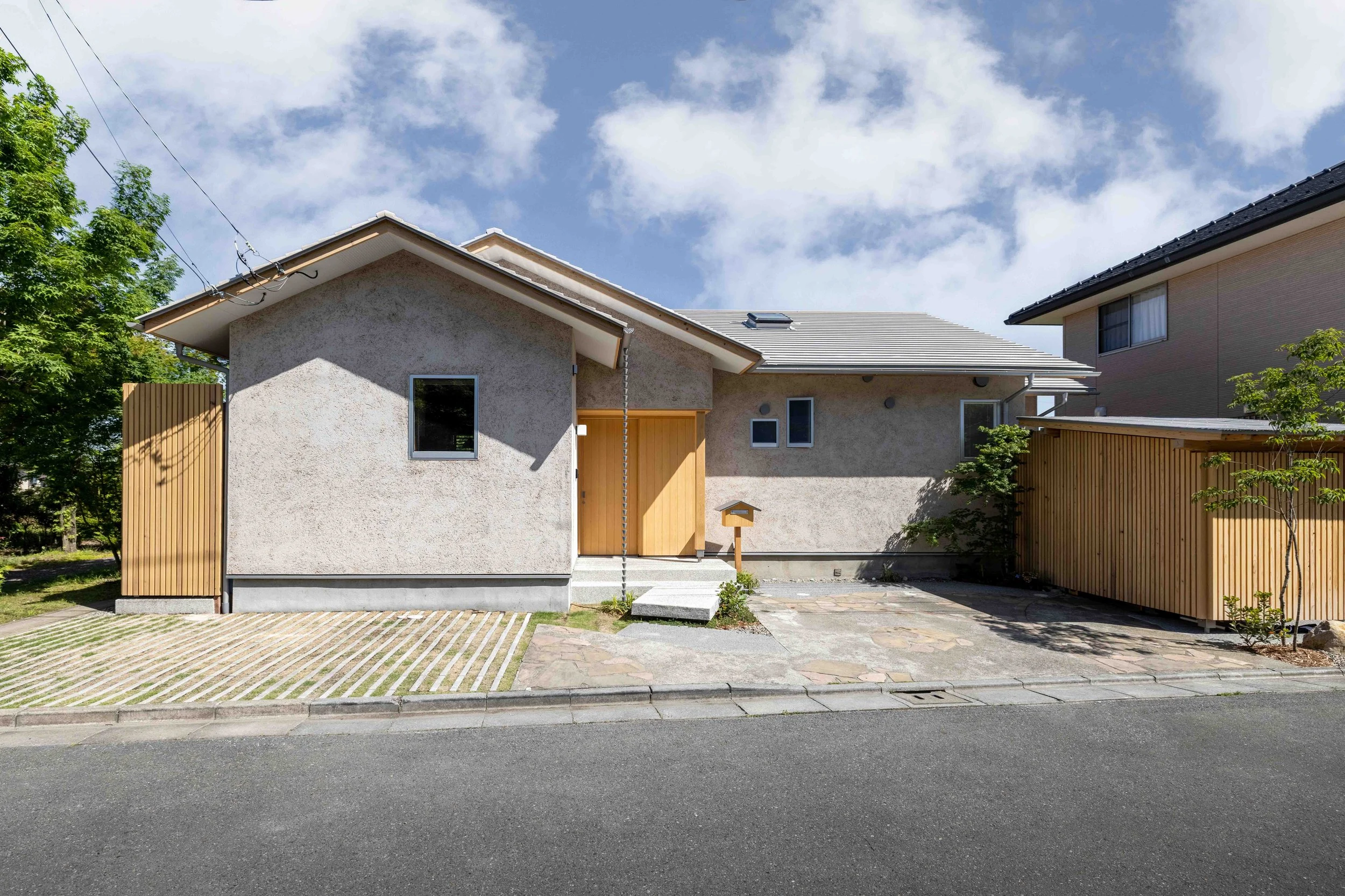 セカンドハウスを住み継ぐ家｜住宅の外観とアプローチ
