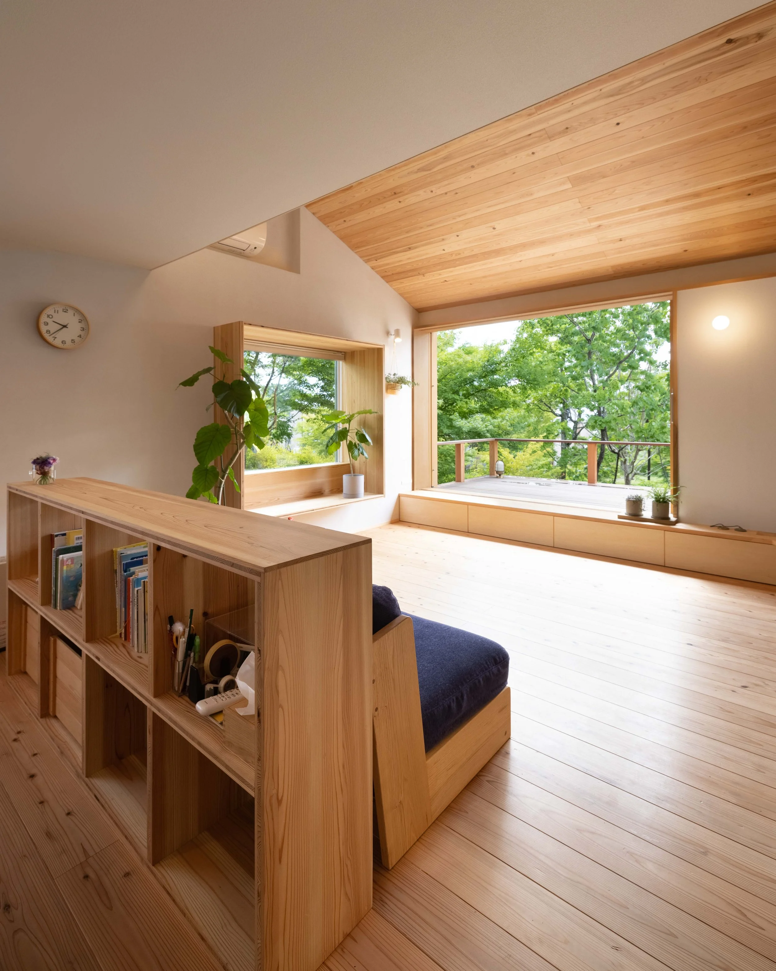 セカンドハウスを住み継ぐ家｜窓ベンチにつながるリビング空間