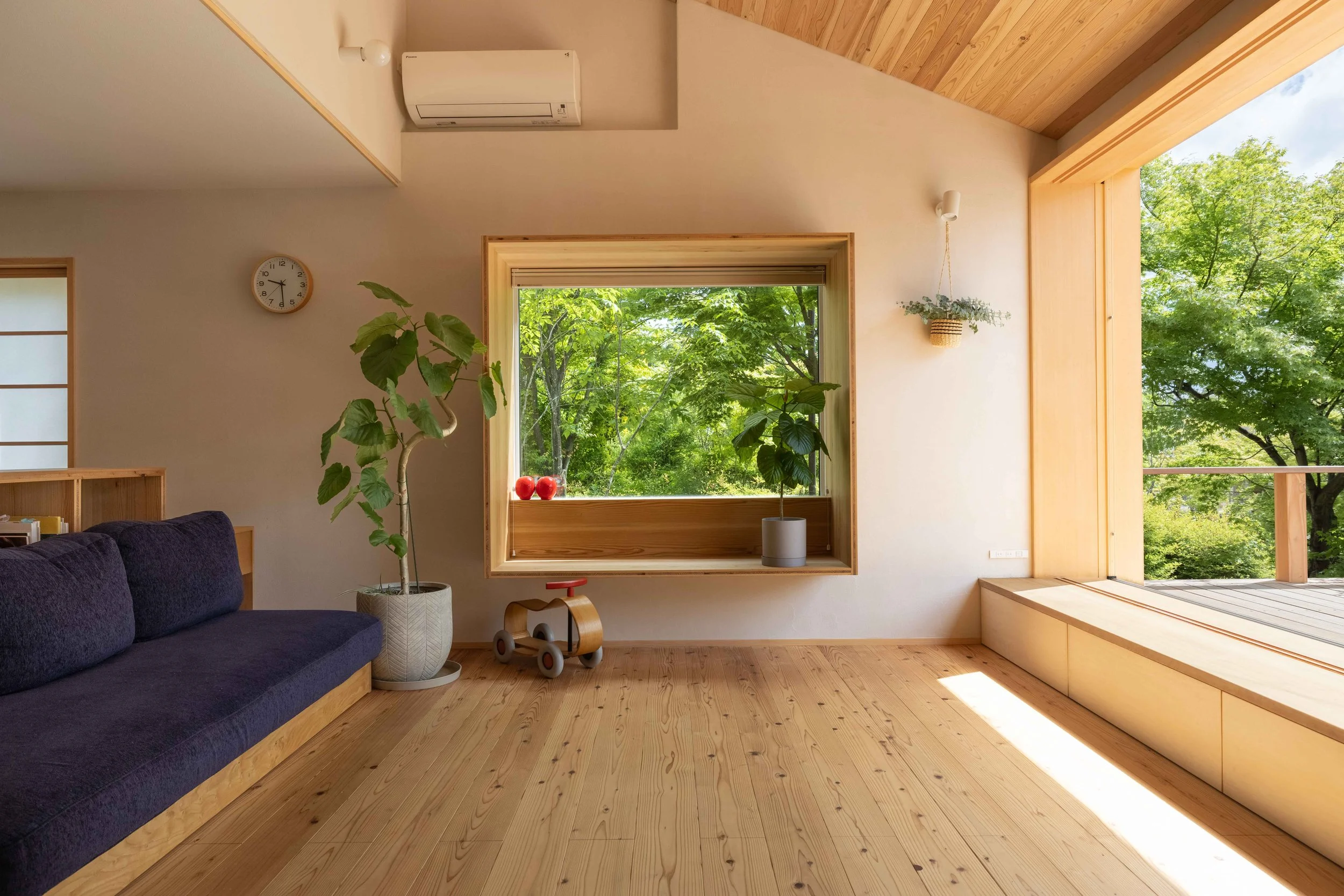 セカンドハウスを住み継ぐ家｜大きな窓と窓ベンチのあるリビング
