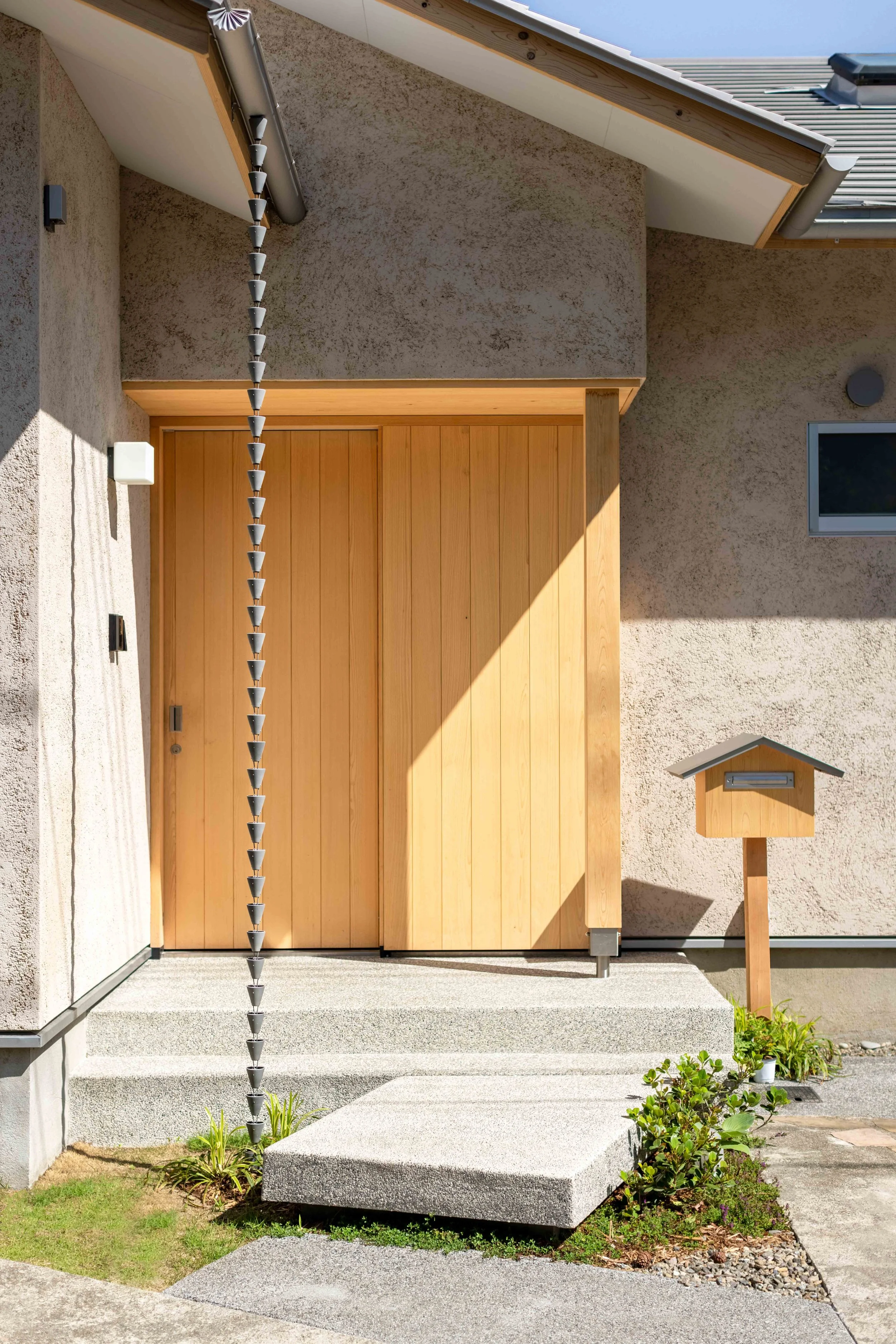 セカンドハウスを住み継ぐ家｜木製の玄関ドアと外壁のディテール